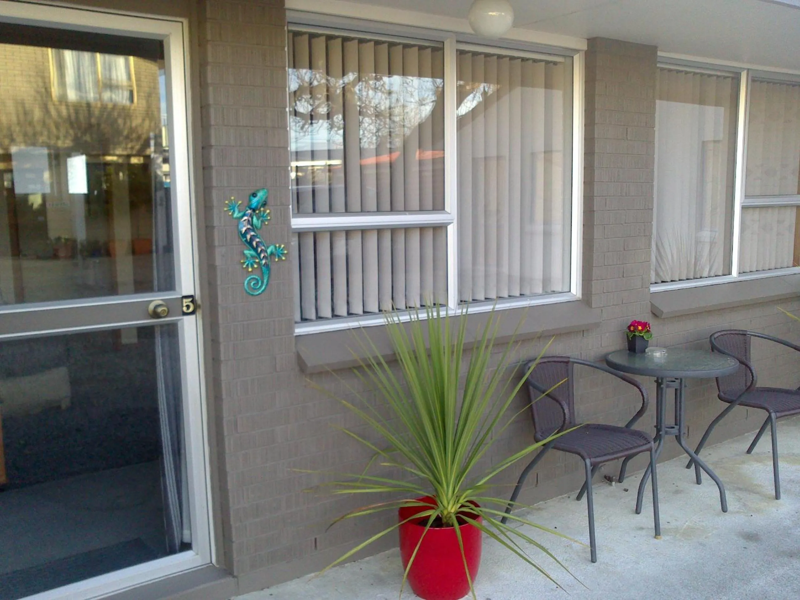 Facade/entrance in Almond Court Motel