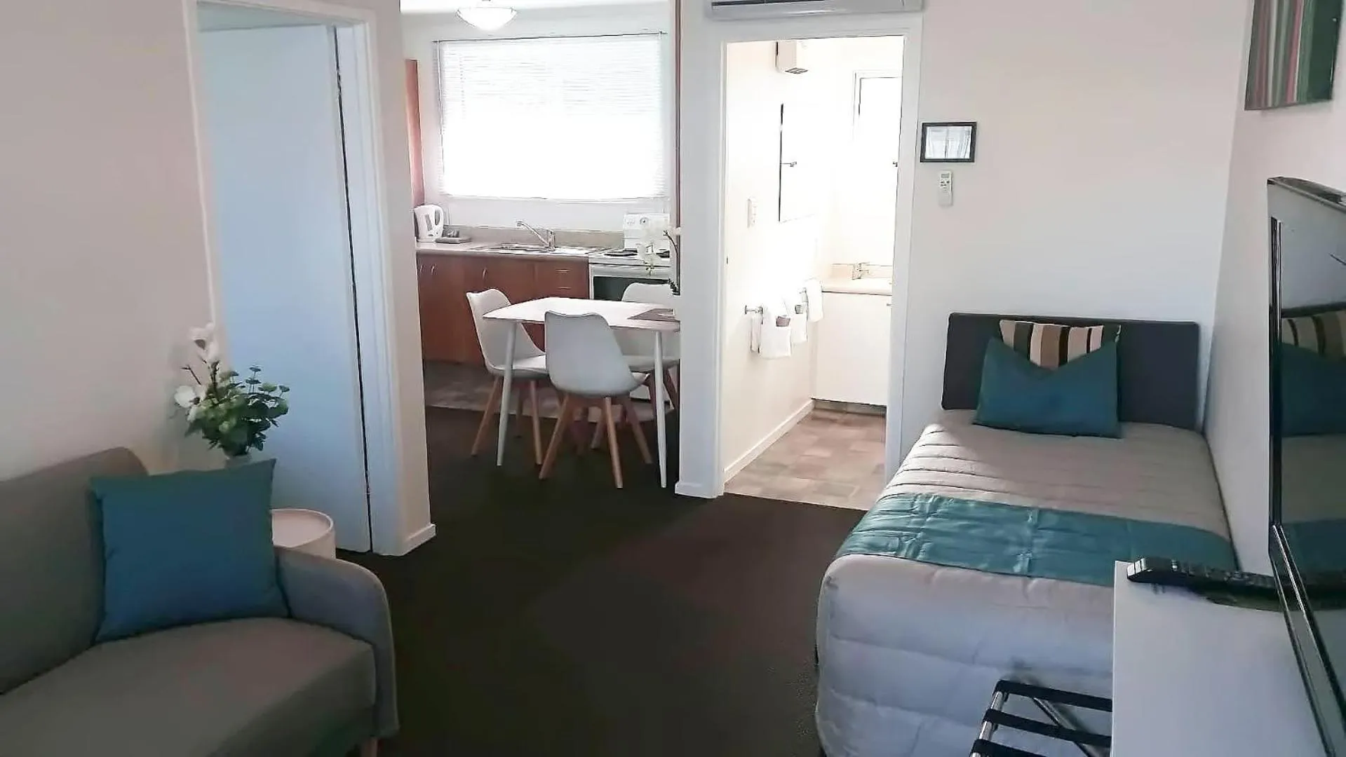 Living room, Bed in Almond Court Motel