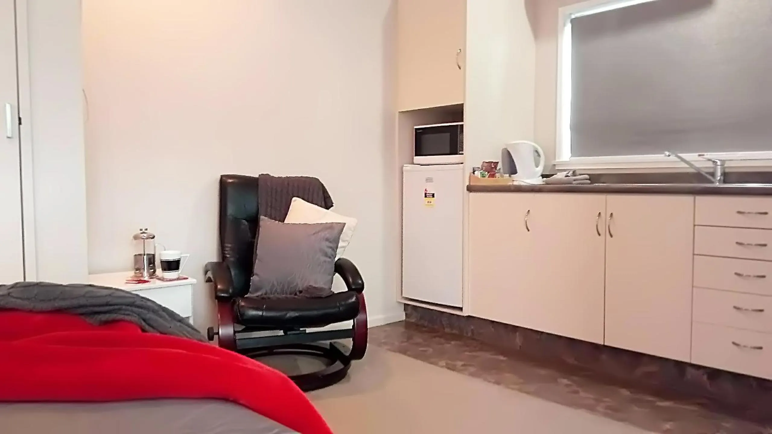 Kitchen or kitchenette in Almond Court Motel