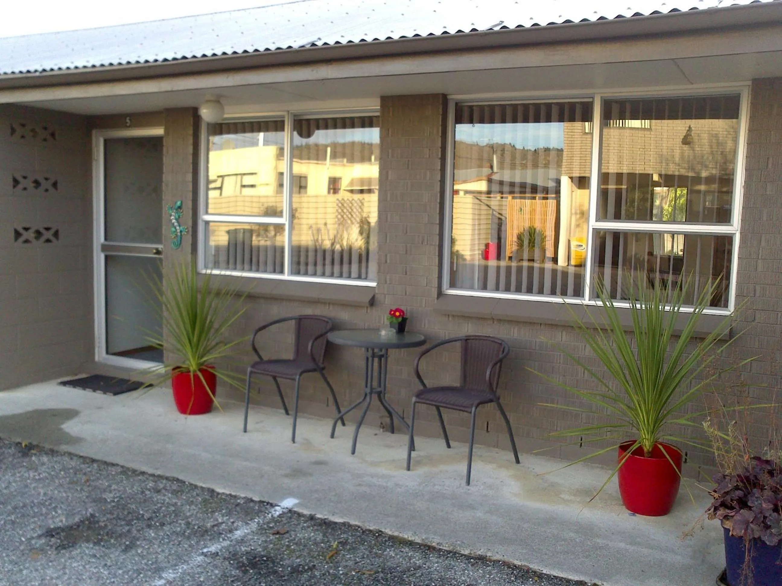 Facade/entrance in Almond Court Motel