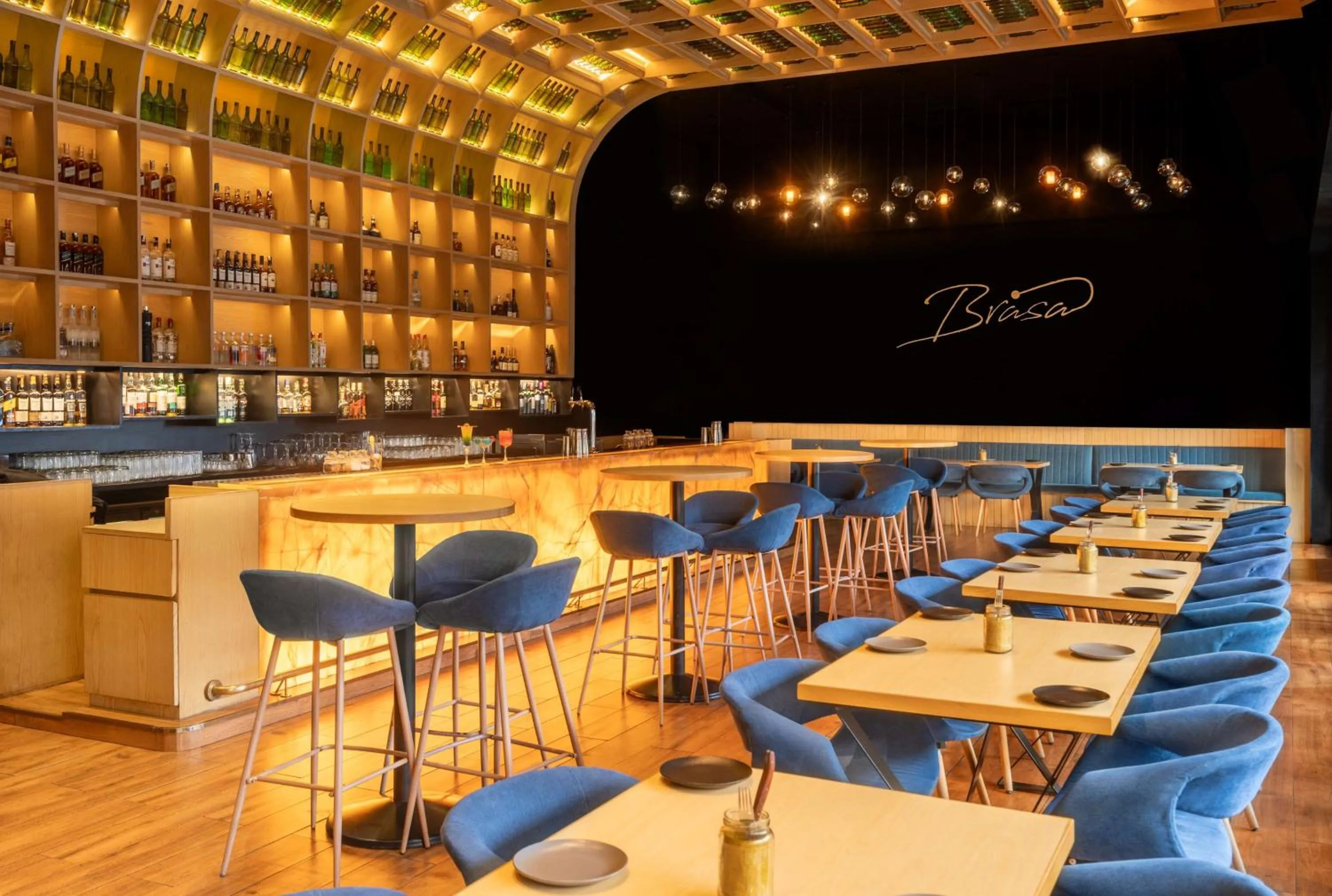 Lounge or bar in Radisson Blu Hotel Chennai City Centre