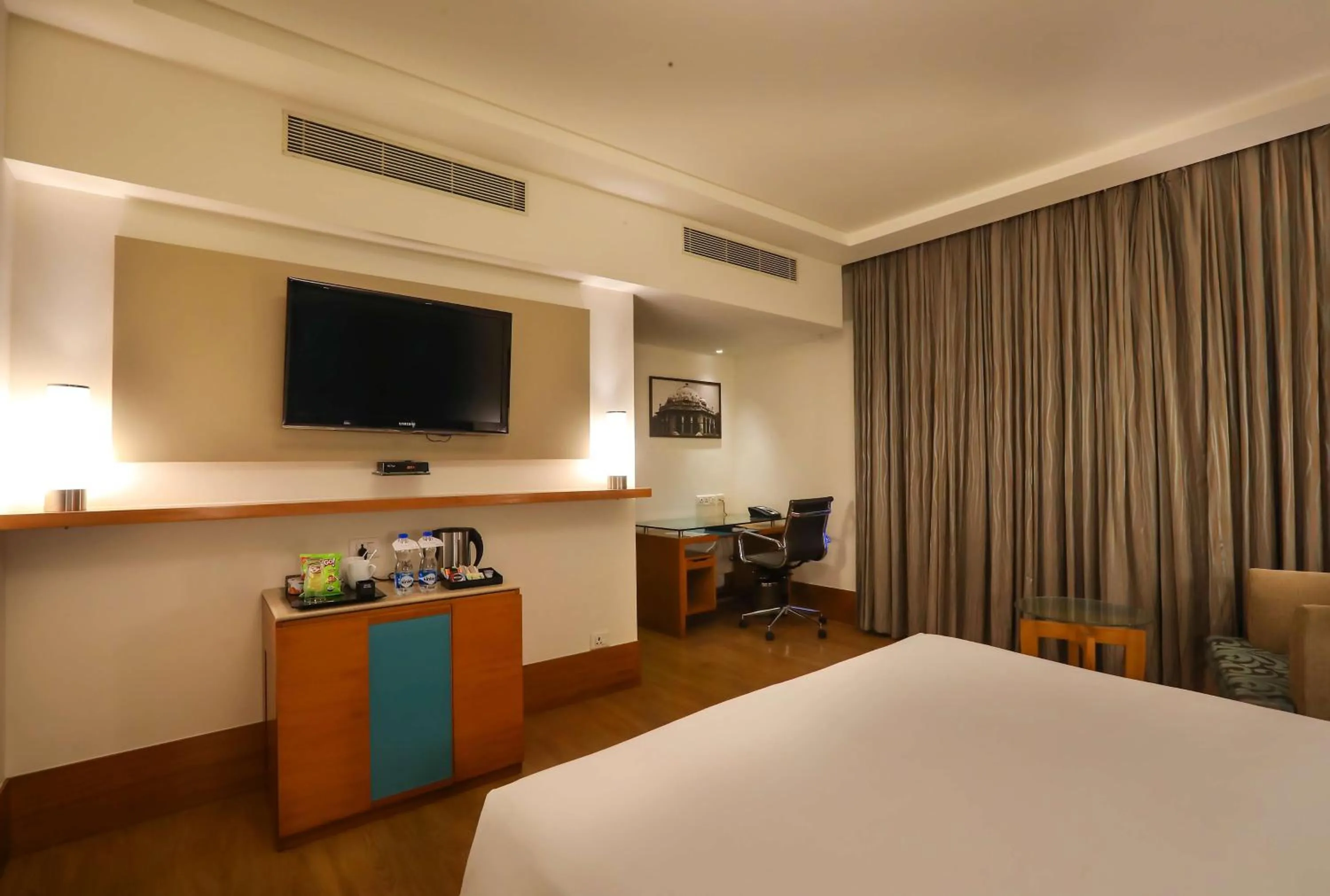 TV and multimedia, Bed in Radisson Blu Hotel Chennai City Centre