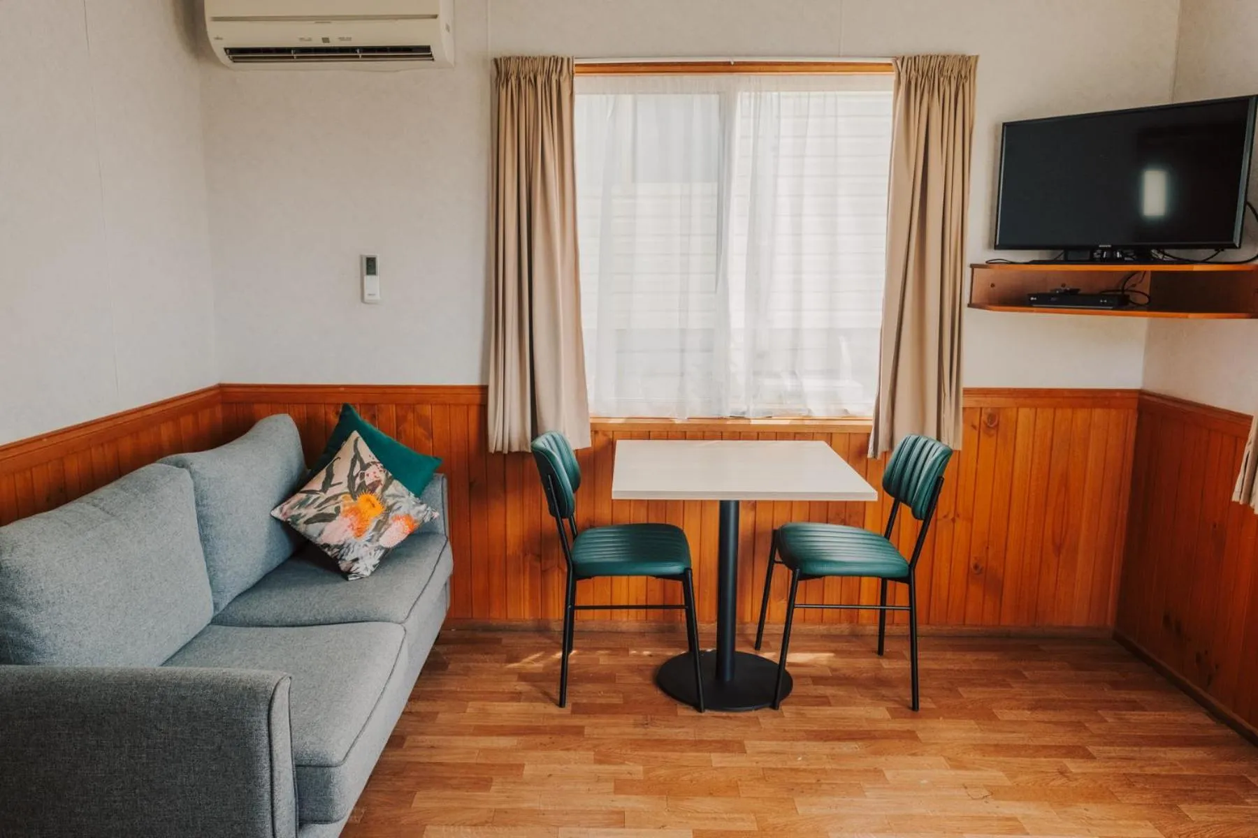 Living room in Alivio Tourist Park Canberra