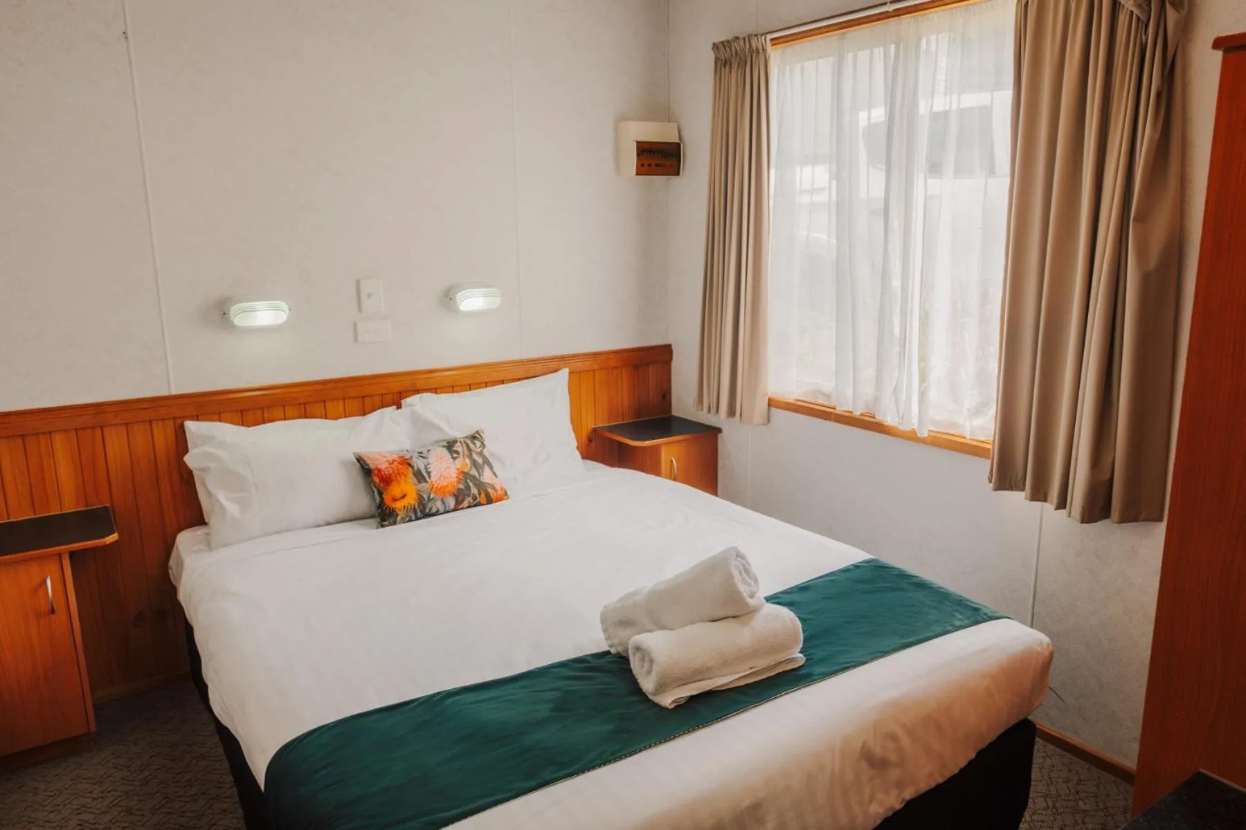 Bedroom, Bed in Alivio Tourist Park Canberra