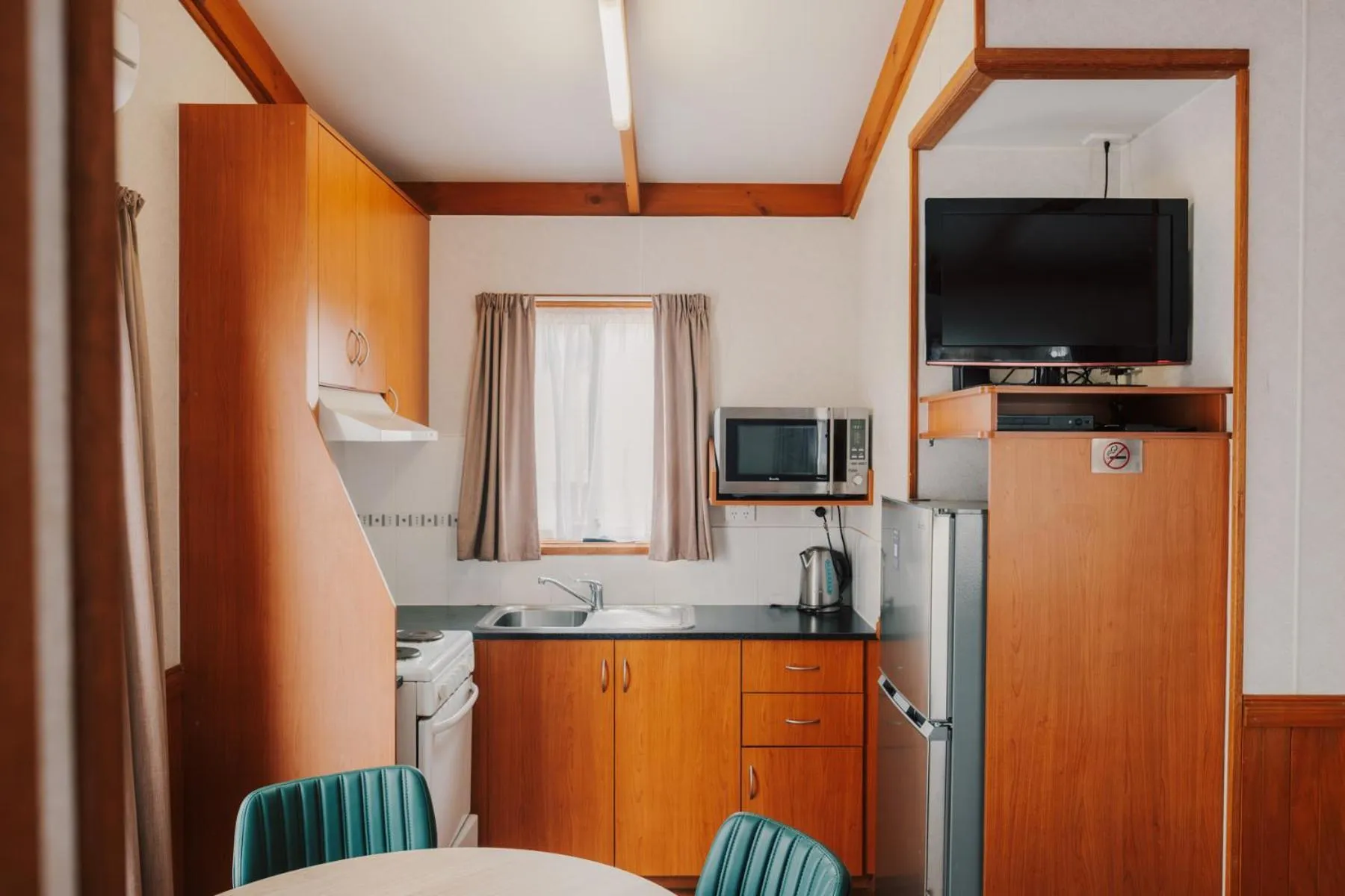 Kitchen or kitchenette in Alivio Tourist Park Canberra