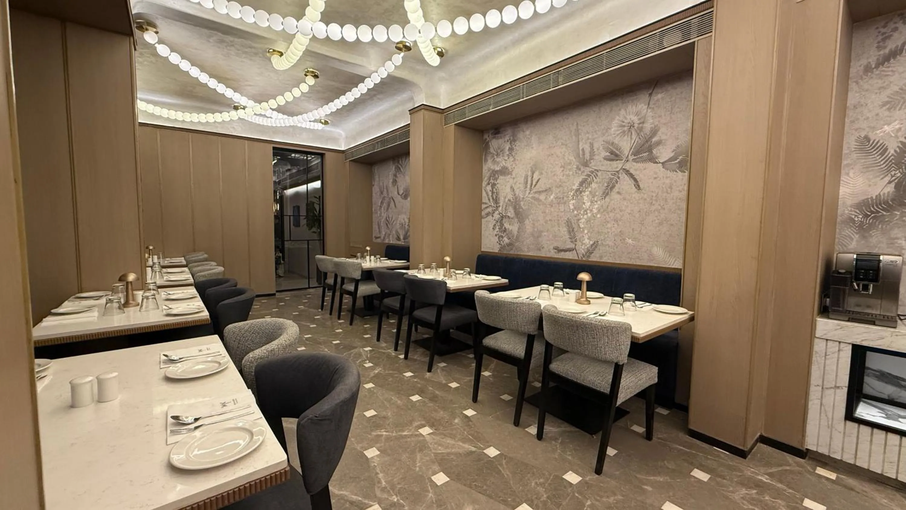 Restaurant/places to eat in Dragonfly Hotel - The Art Hotel