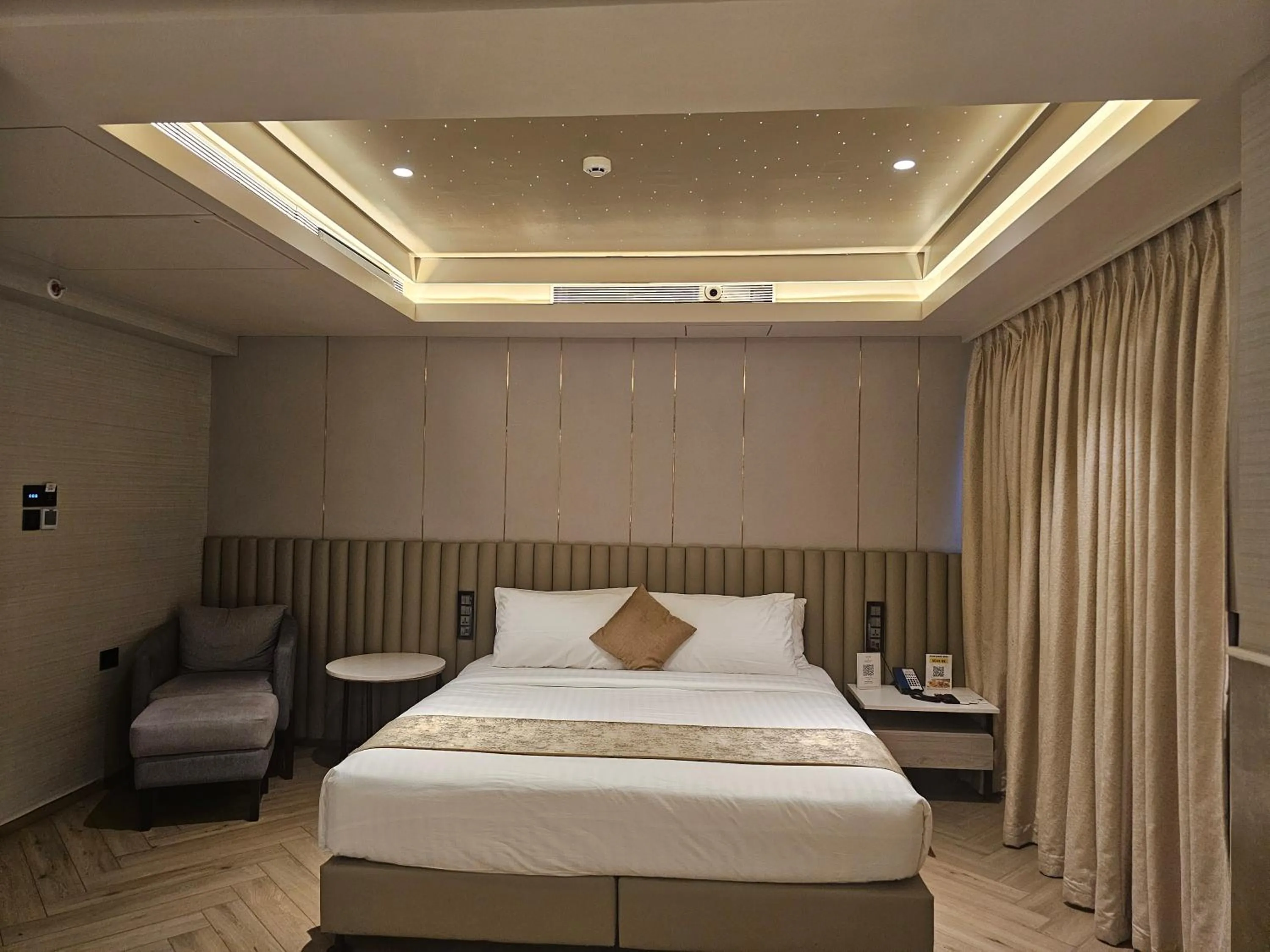 Bedroom, Bed in Dragonfly Hotel - The Art Hotel