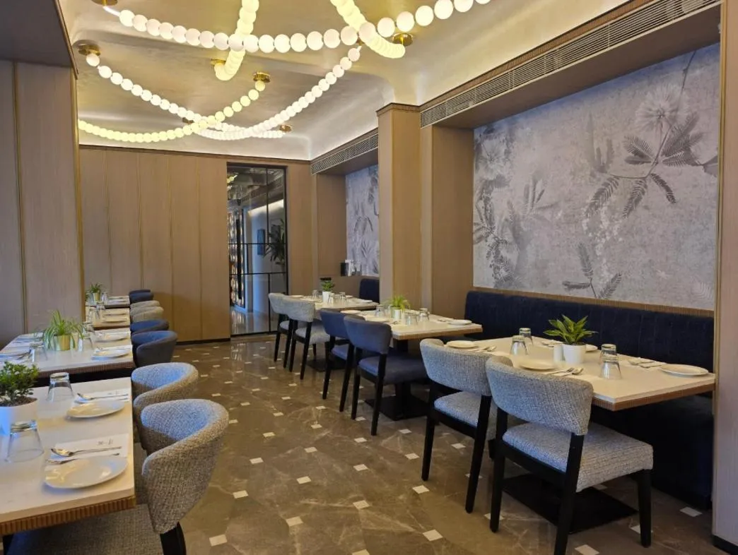 Restaurant/places to eat in Dragonfly Hotel - The Art Hotel