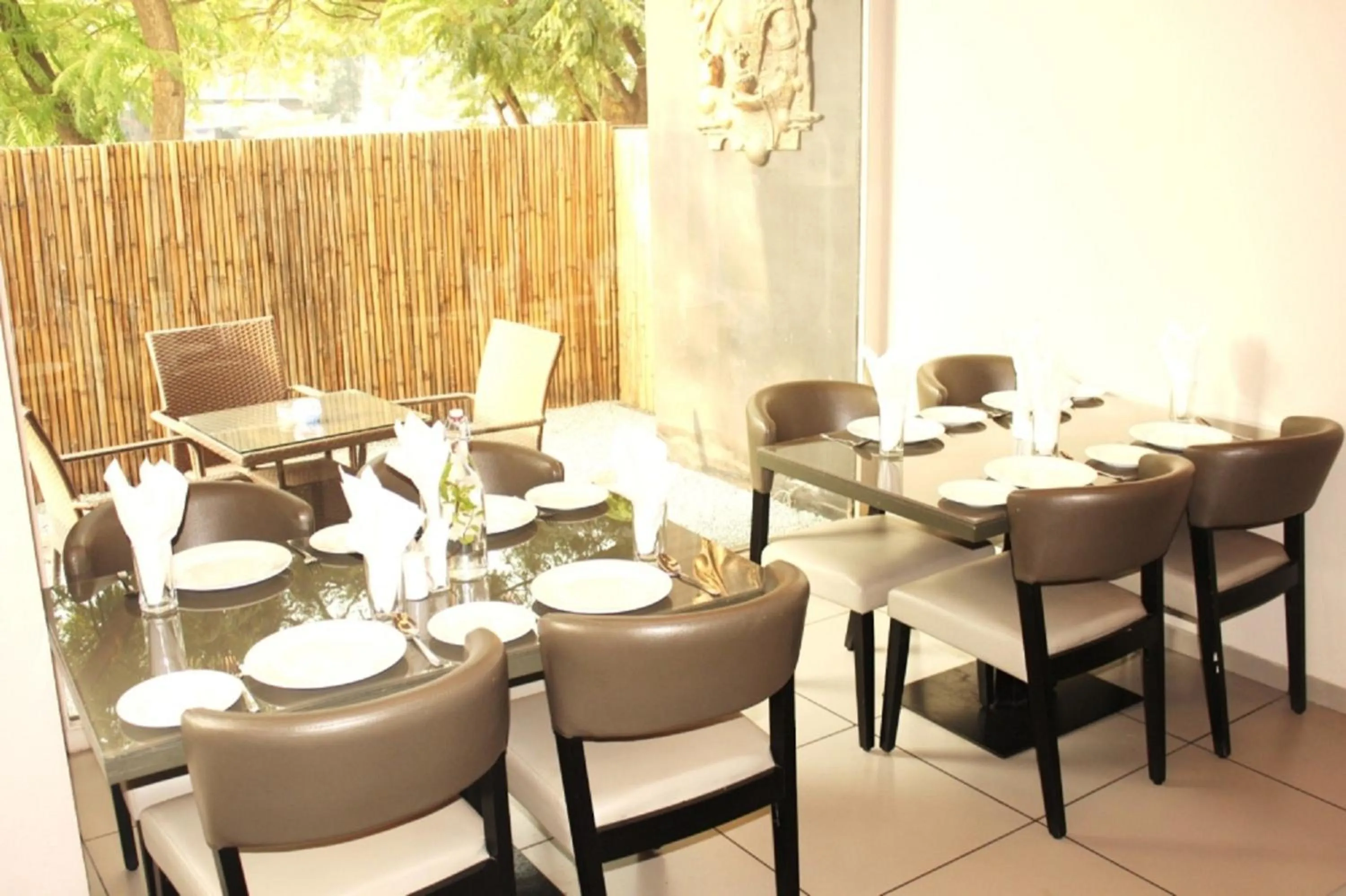 Restaurant/places to eat in Dragonfly Hotel - The Art Hotel