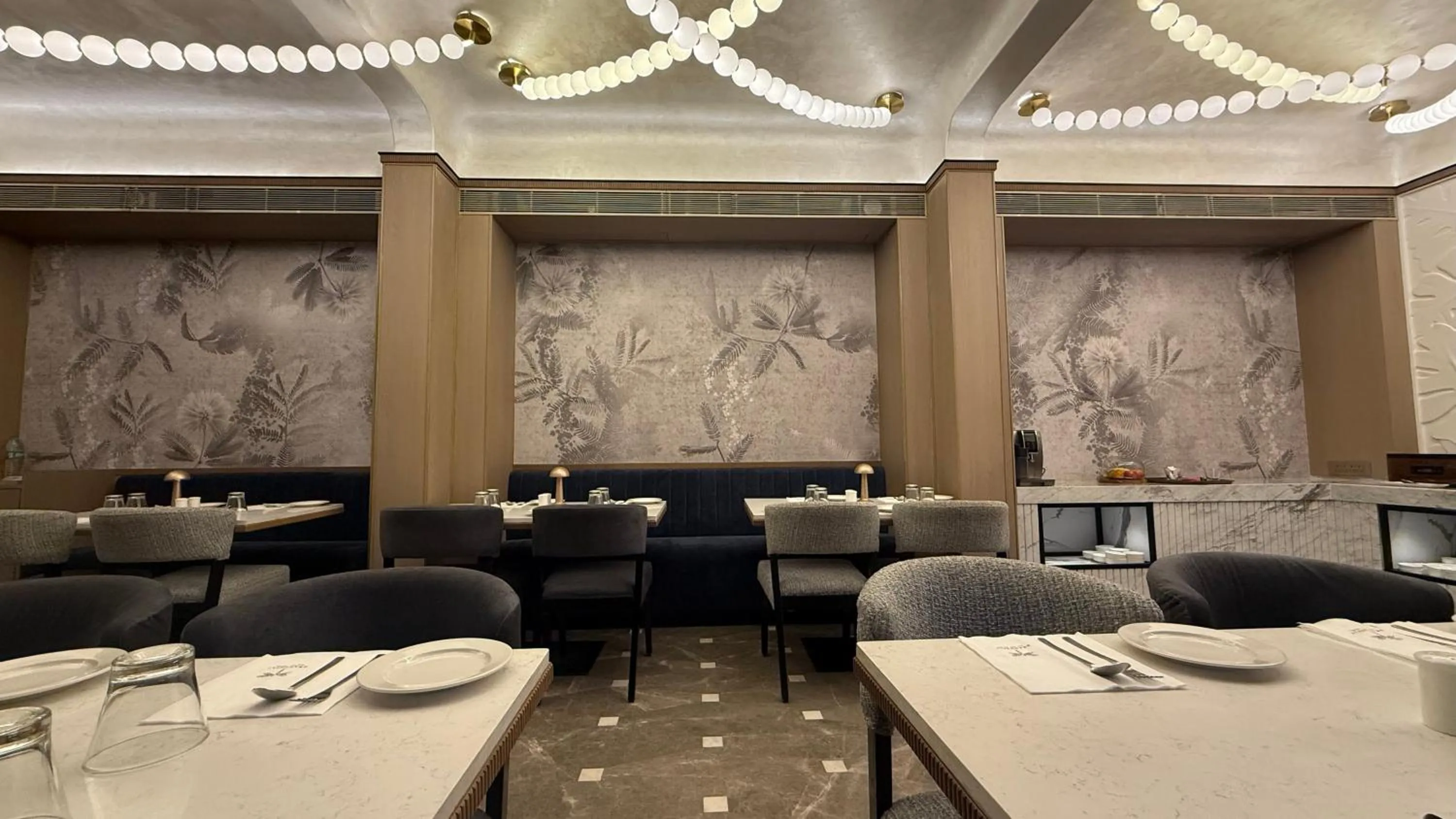 Restaurant/places to eat in Dragonfly Hotel - The Art Hotel