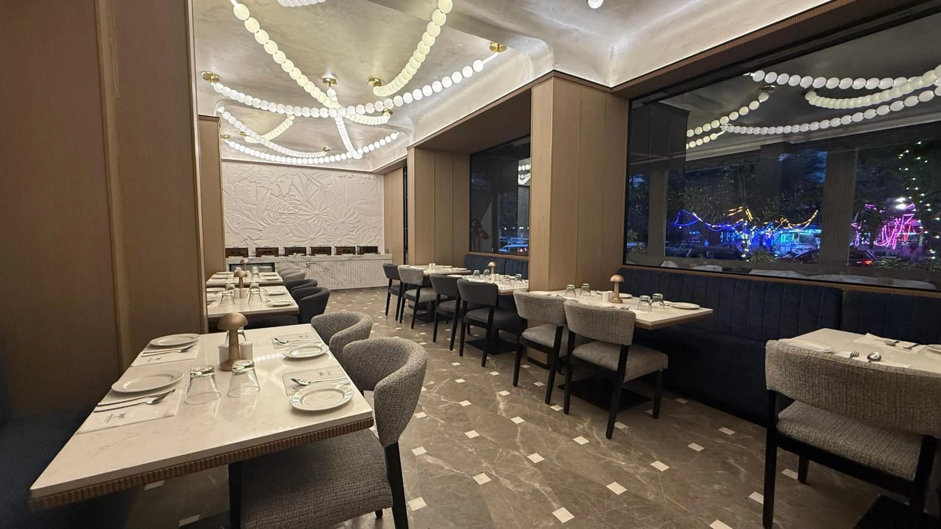 Restaurant/places to eat in Dragonfly Hotel - The Art Hotel