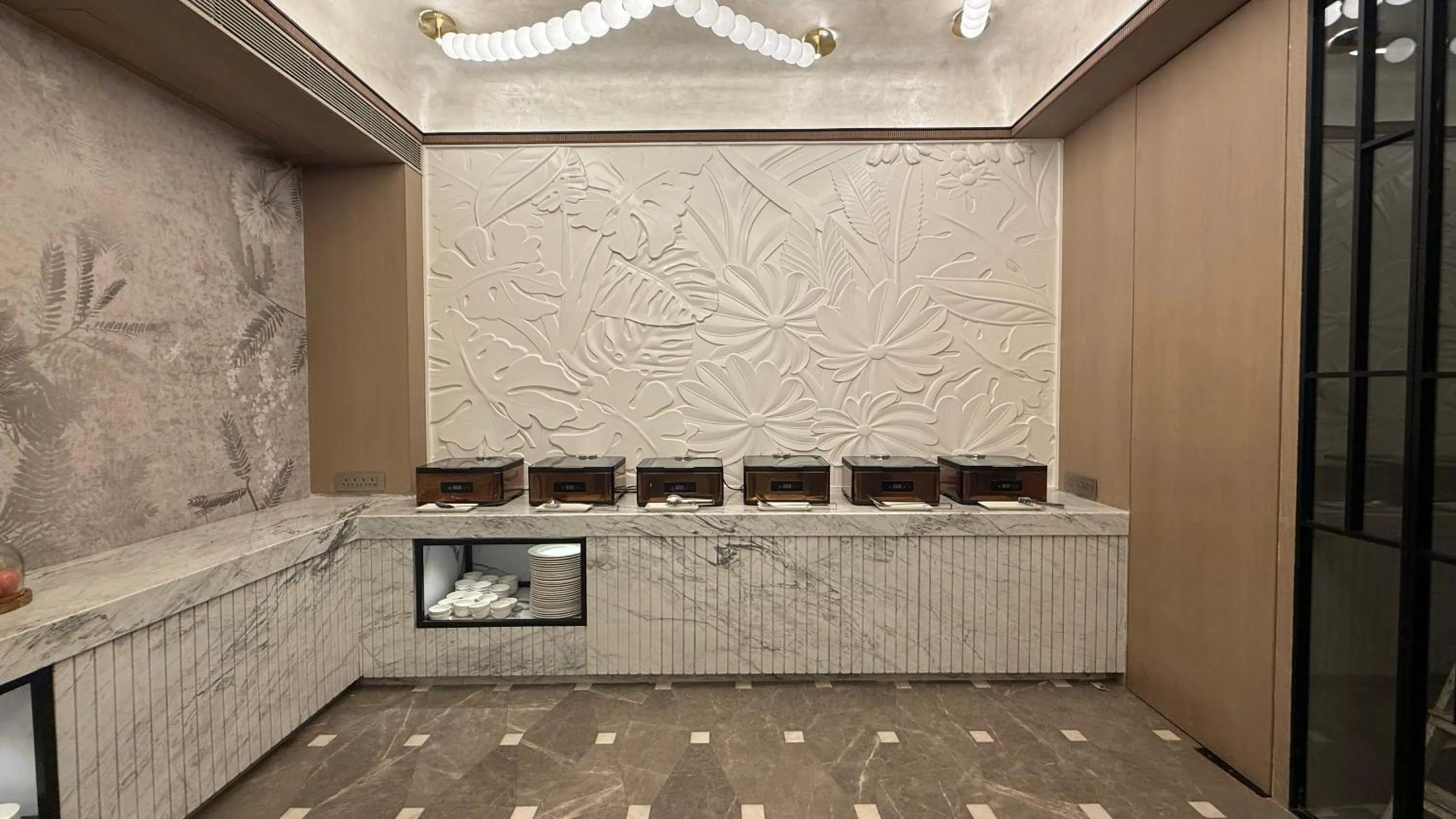 Restaurant/places to eat in Dragonfly Hotel - The Art Hotel