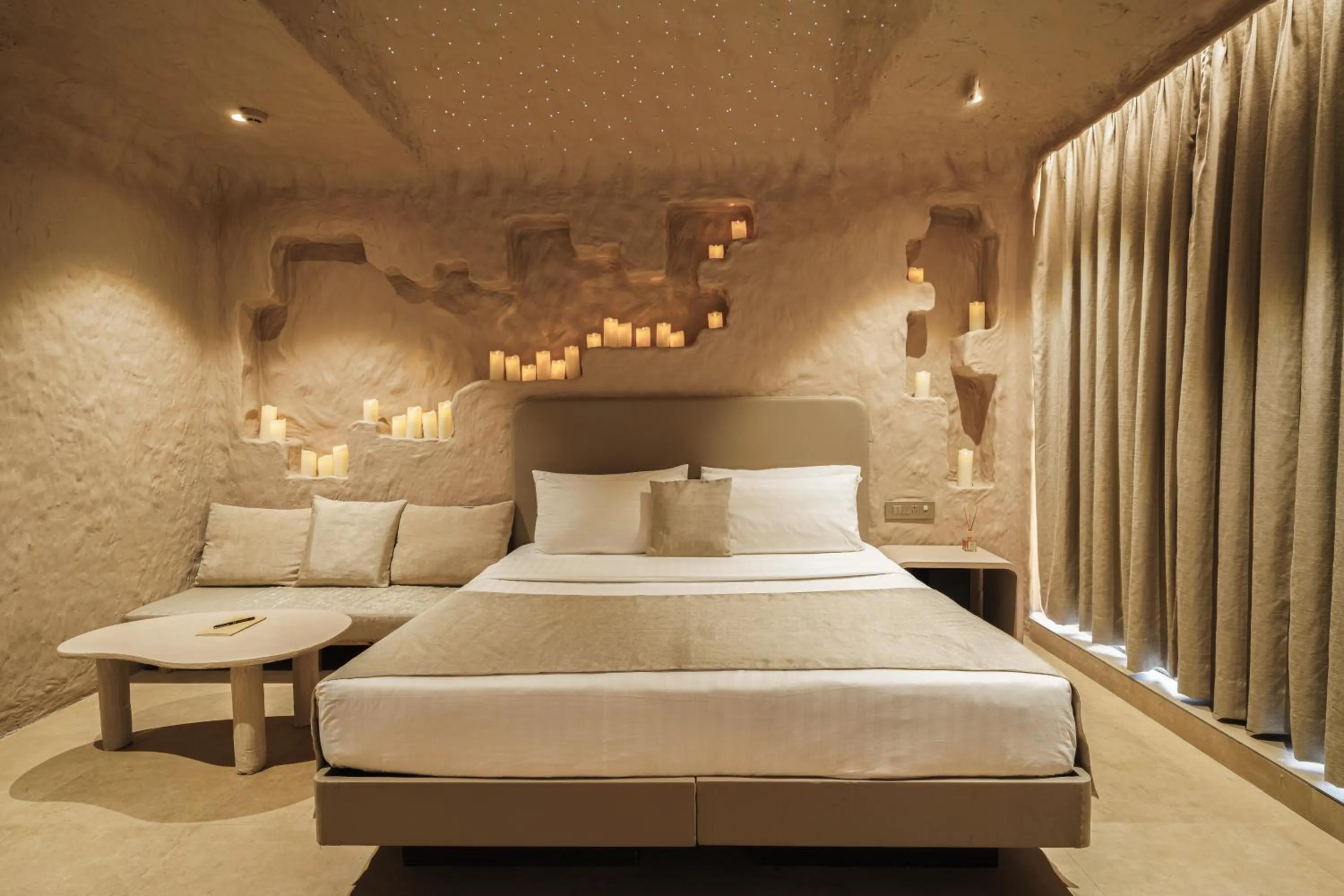 Bedroom, Bed in Dragonfly Hotel - The Art Hotel