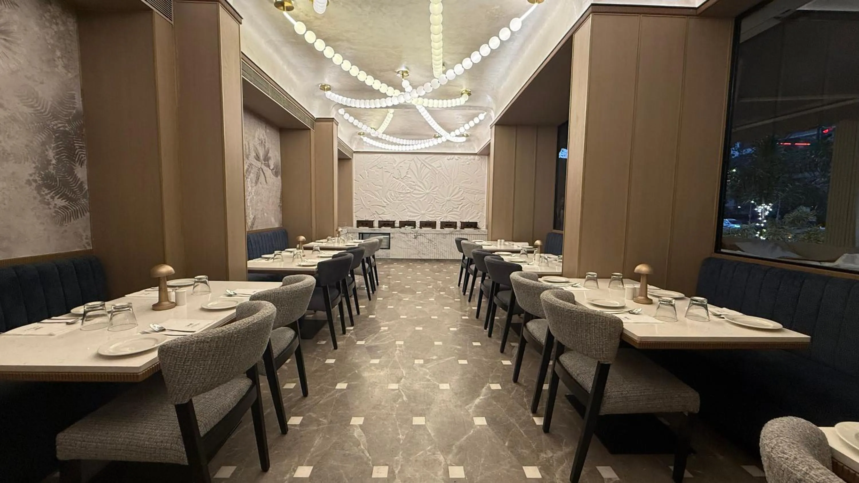 Restaurant/places to eat in Dragonfly Hotel - The Art Hotel