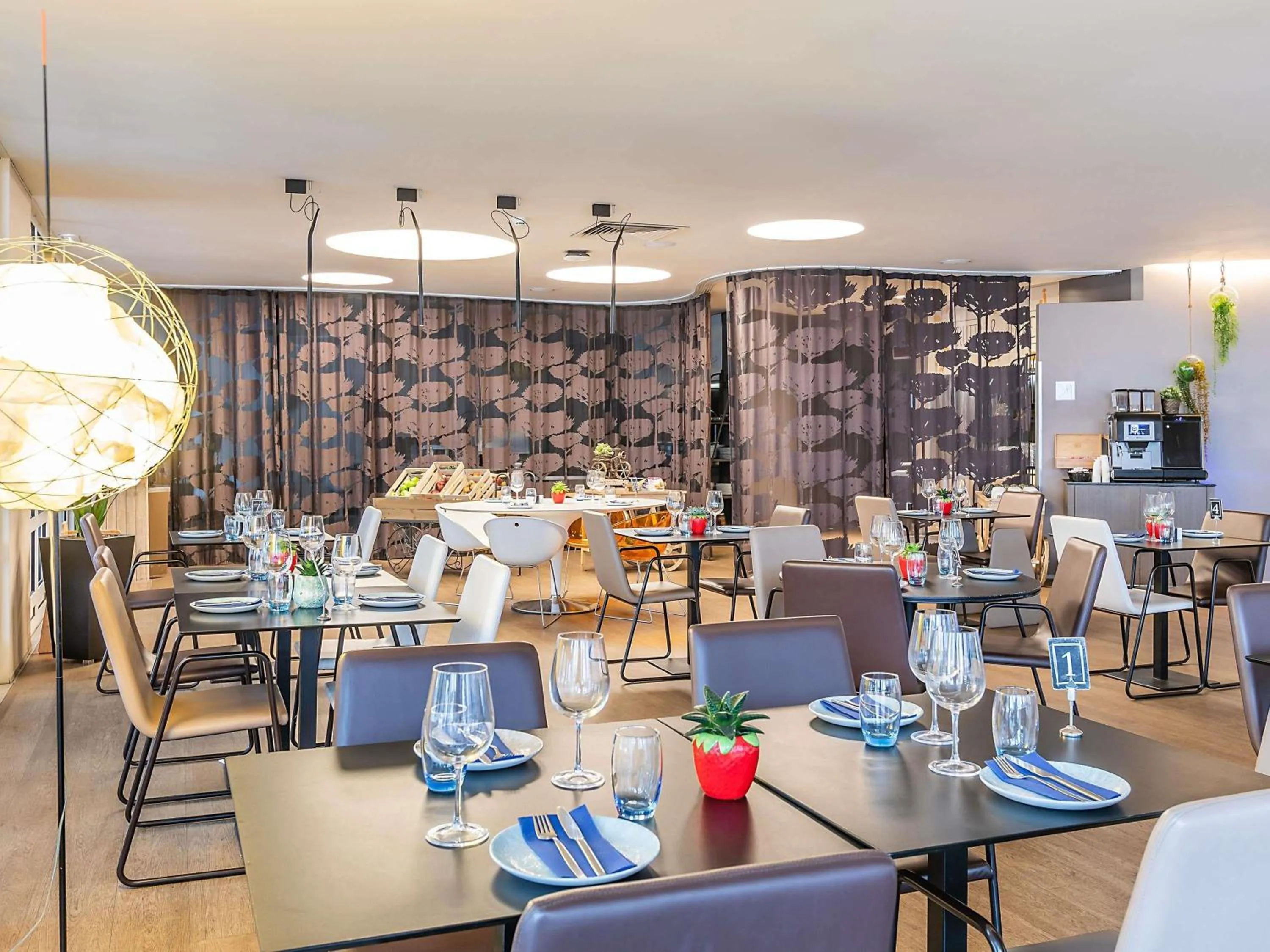 Restaurant/places to eat in Novotel Setubal
