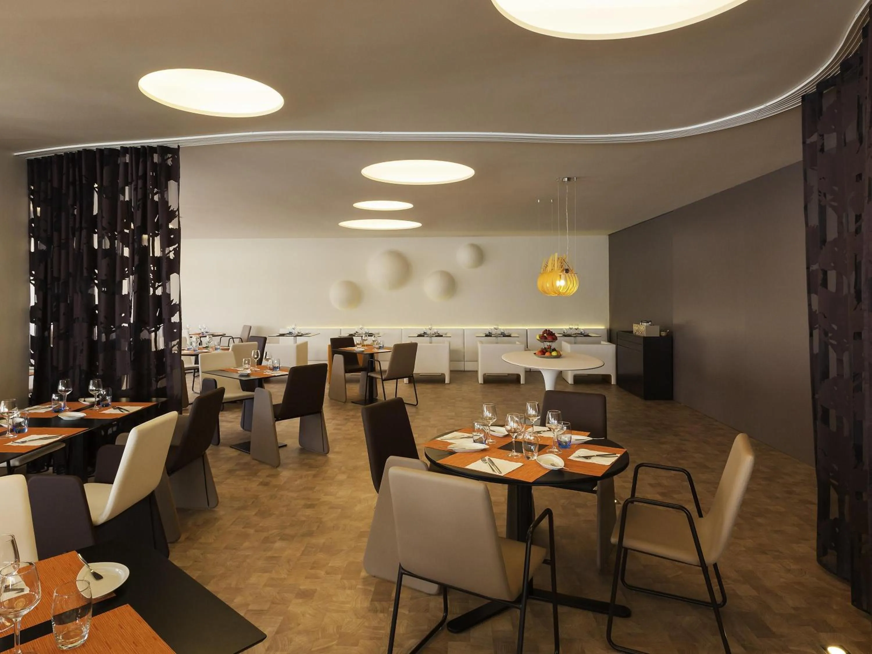 Restaurant/places to eat in Novotel Setubal