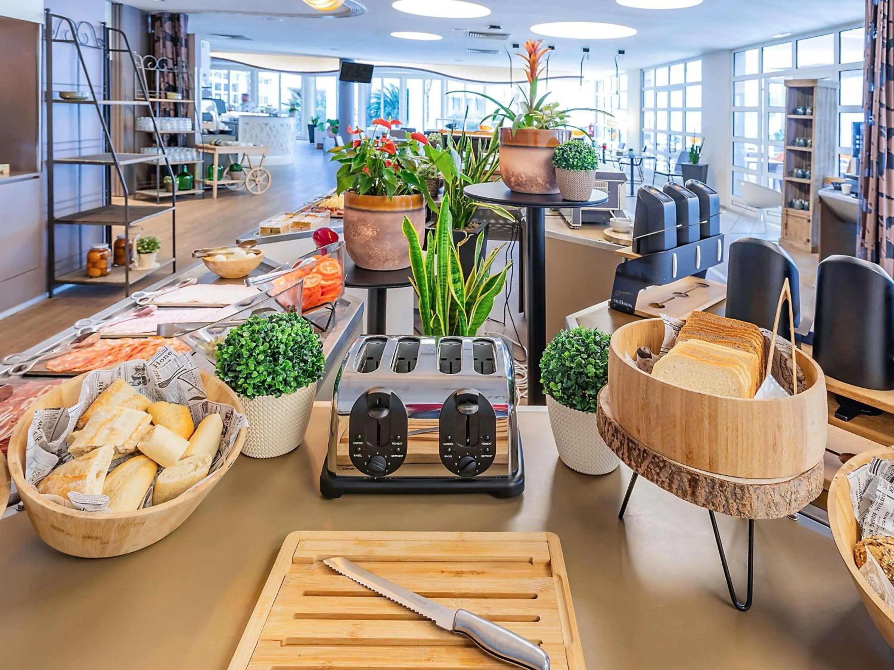 Restaurant/places to eat in Novotel Setubal