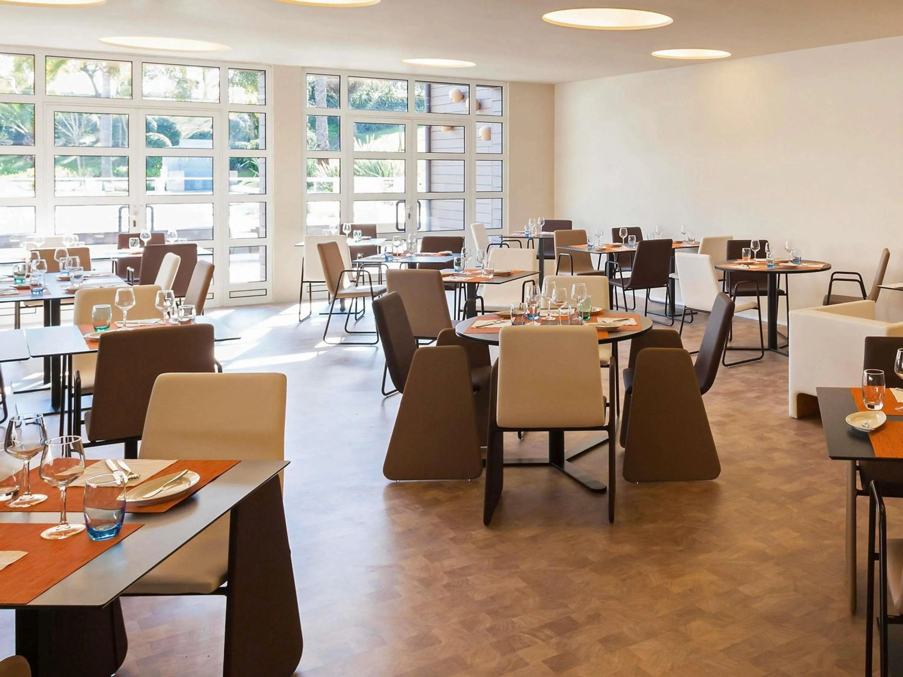 Restaurant/places to eat in Novotel Setubal