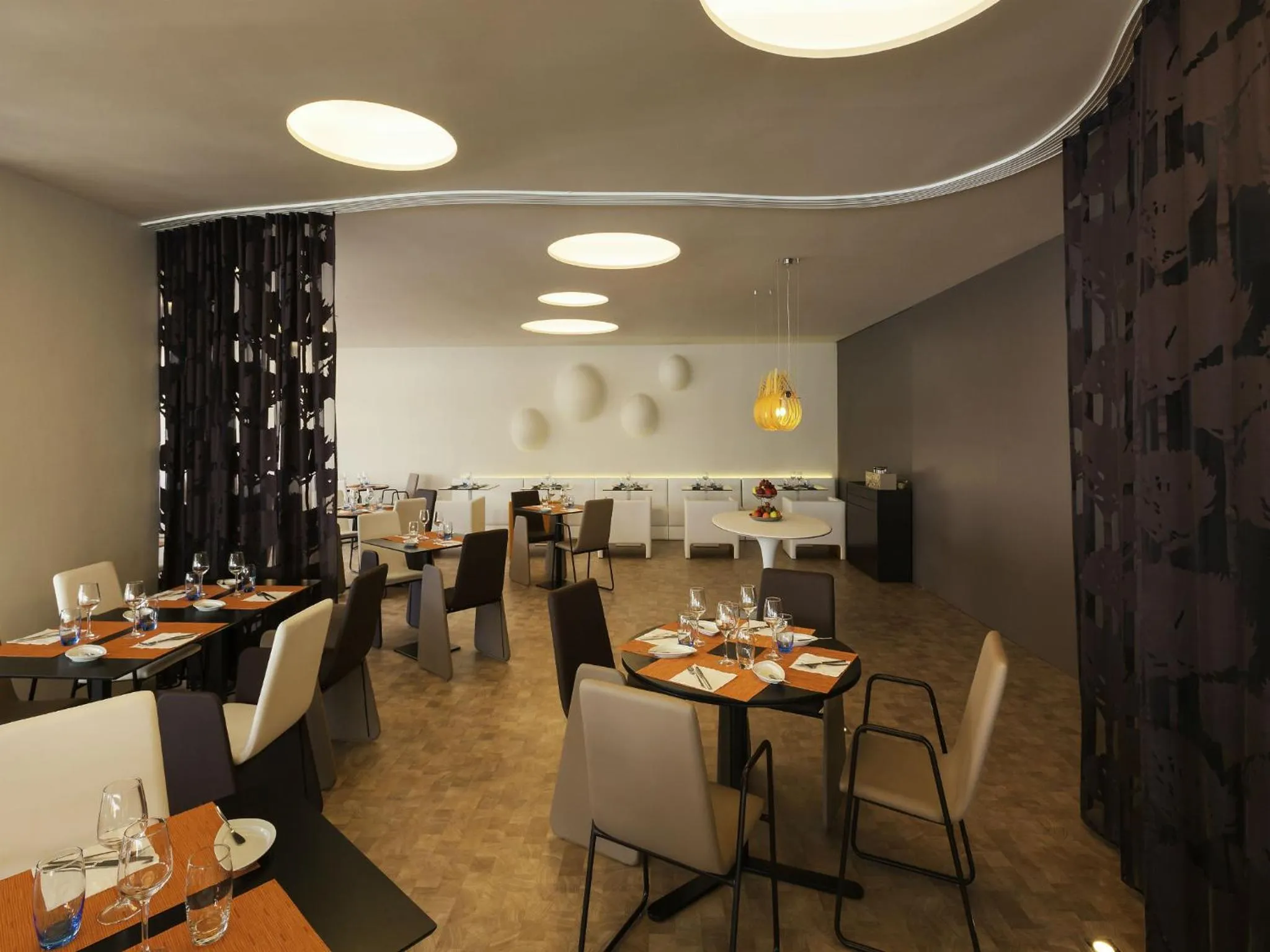 Restaurant/places to eat in Novotel Setubal
