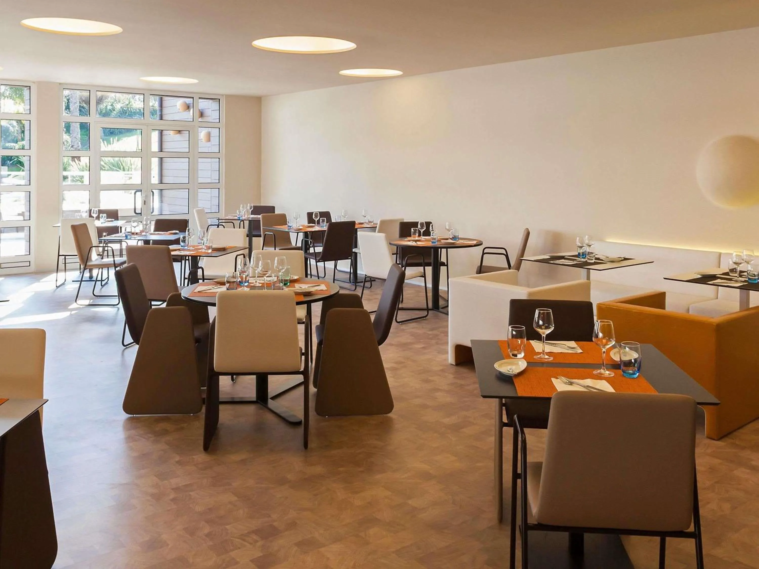 Restaurant/places to eat in Novotel Setubal