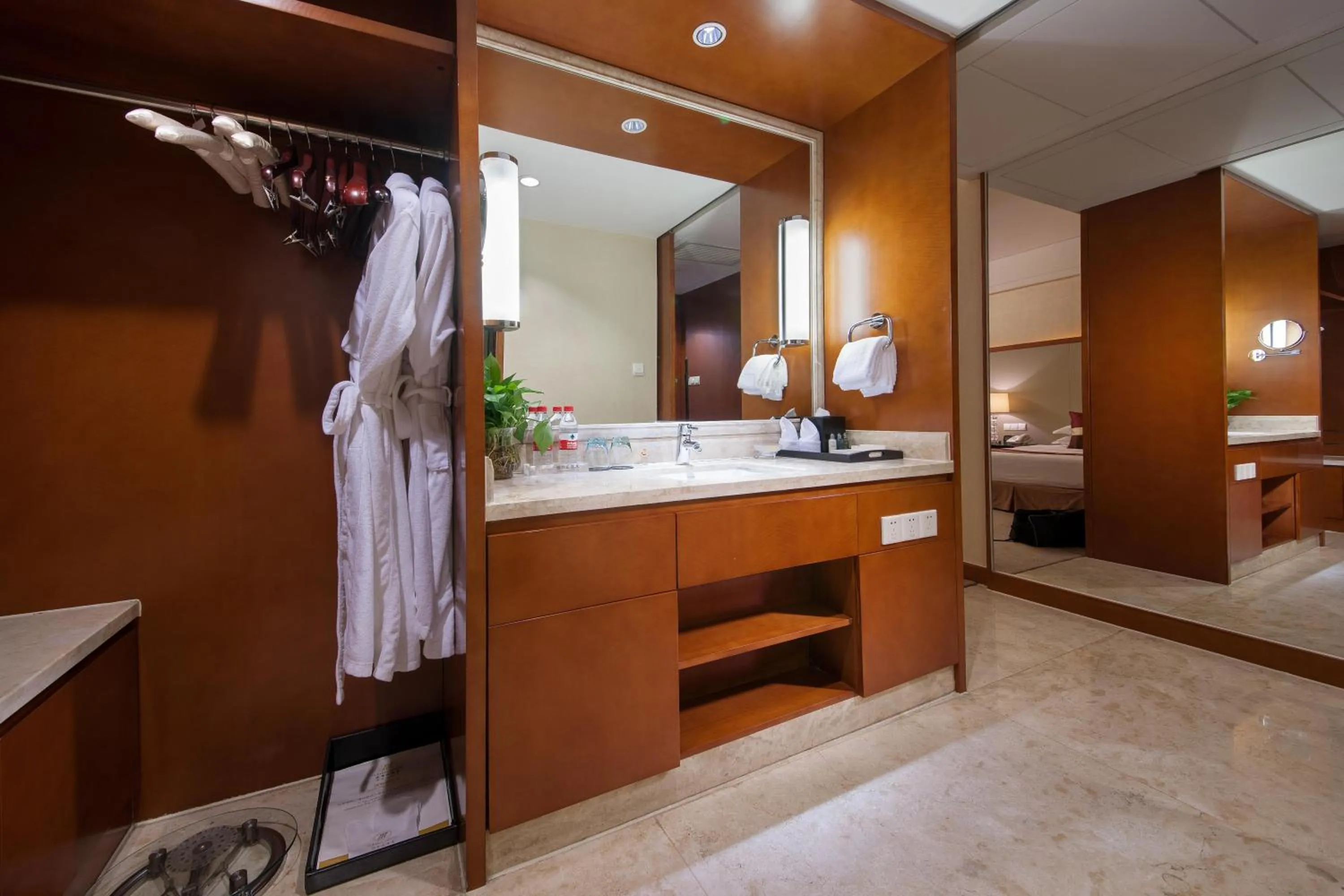 wardrobe, Bed in Shanghai Yuehua Hotel