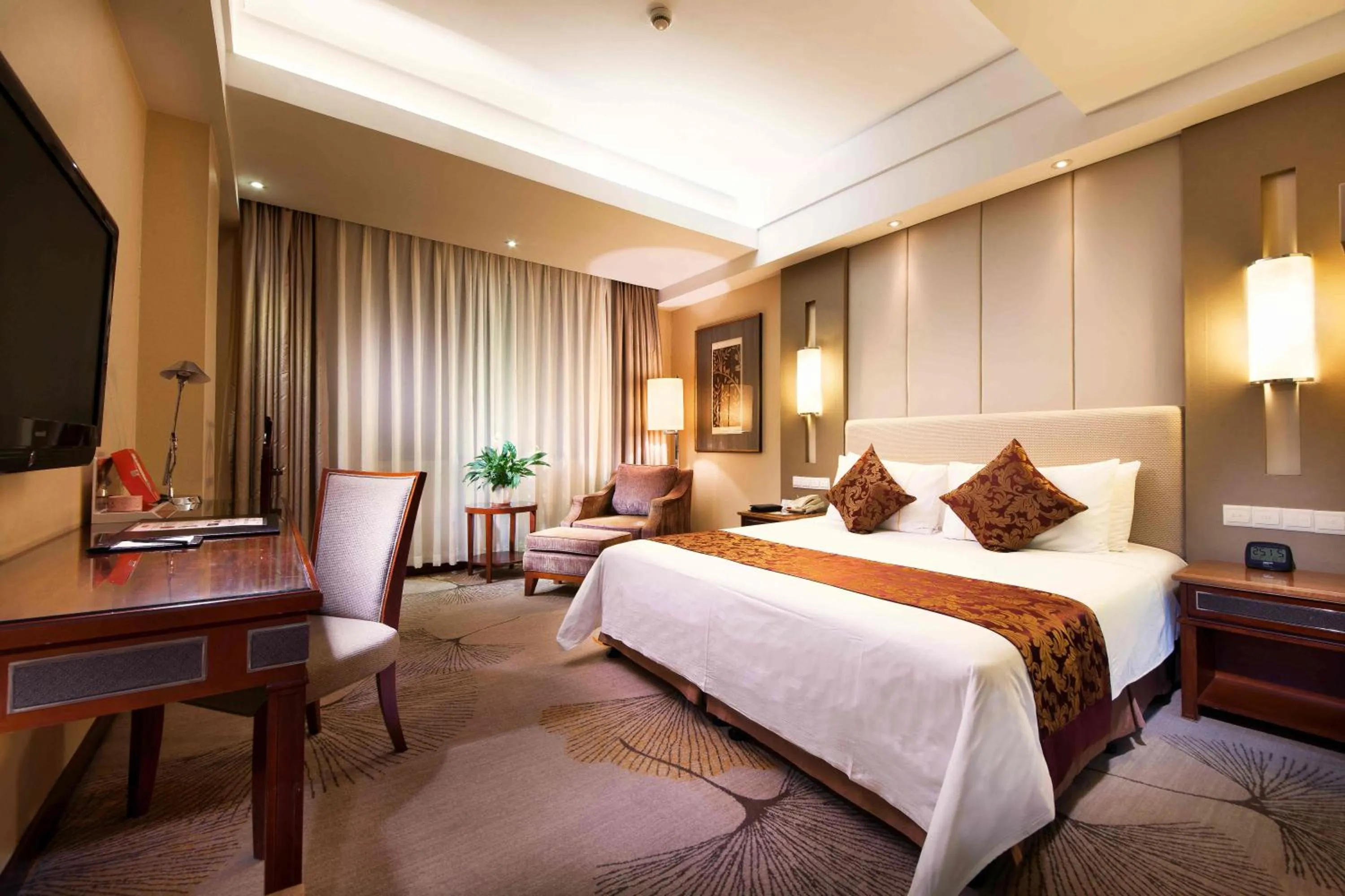 Living room, Bed in Shanghai Yuehua Hotel