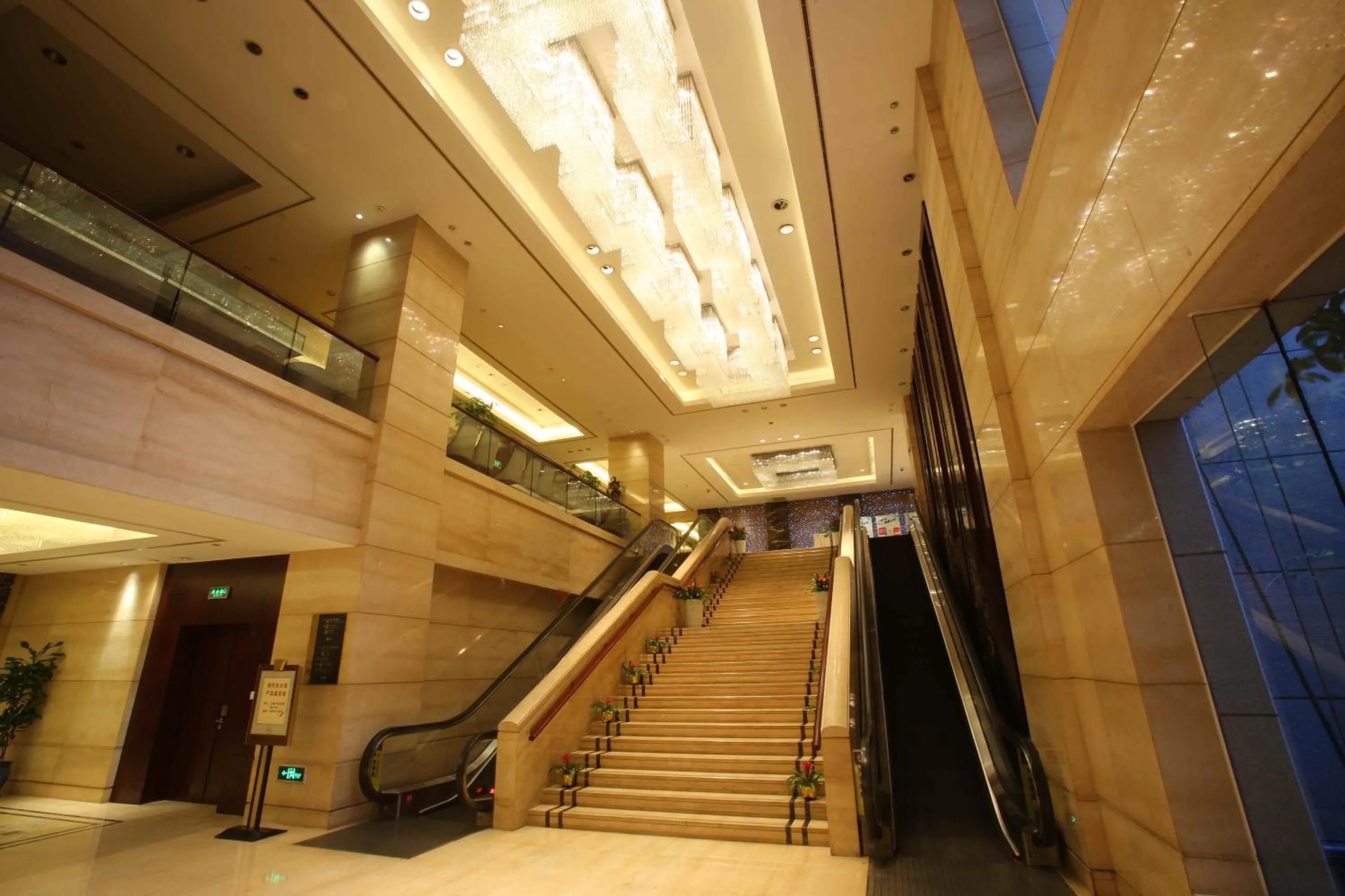 Lobby or reception in Shanghai Yuehua Hotel