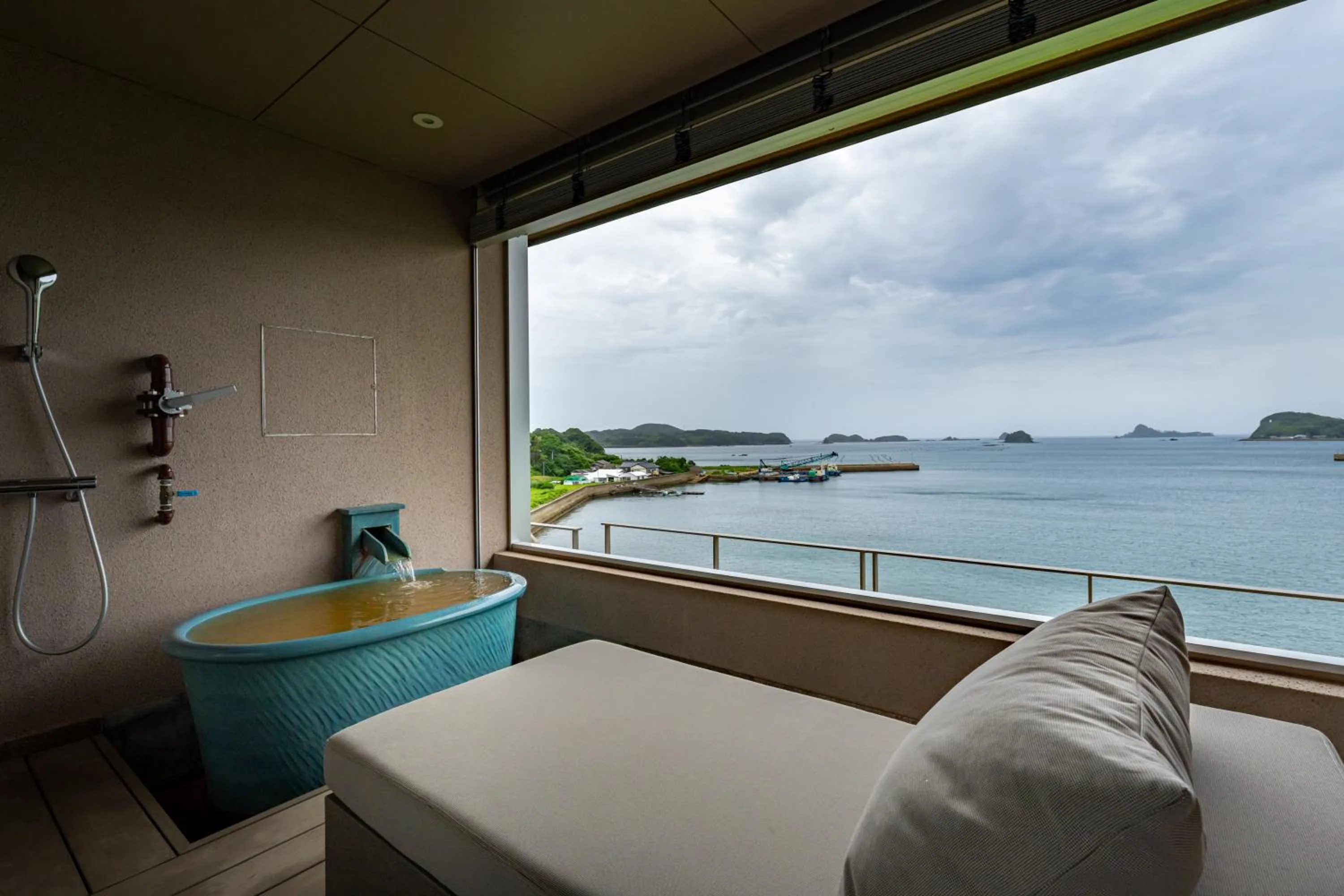 Hot Spring Bath in IKI RETREAT by Onko Chishin