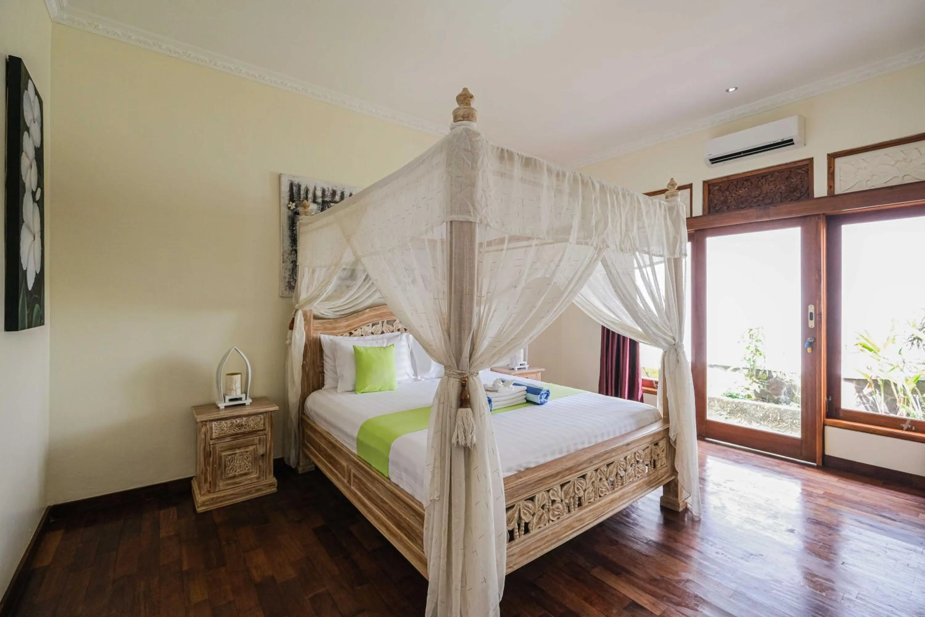 Bed in Poinciana Resort