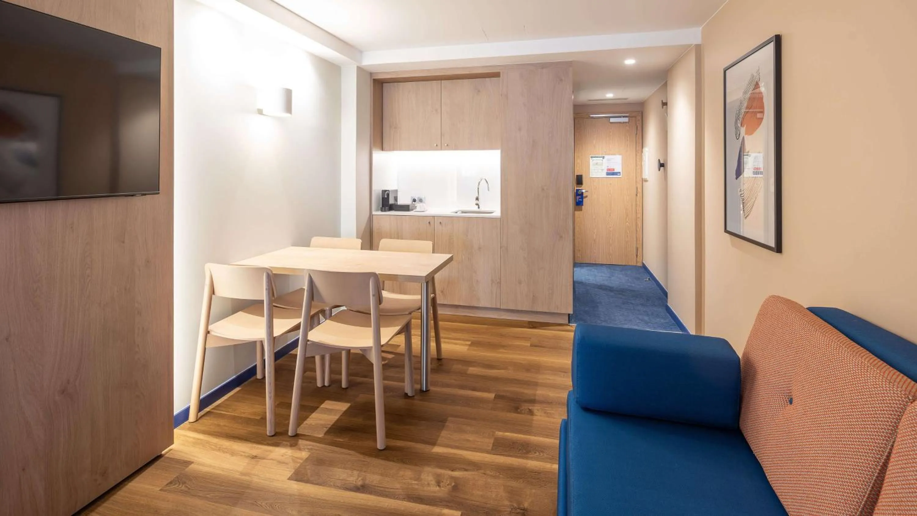 Photo of the whole room in Holiday Inn Express & Suites Lisbon - Príncipe Real by IHG