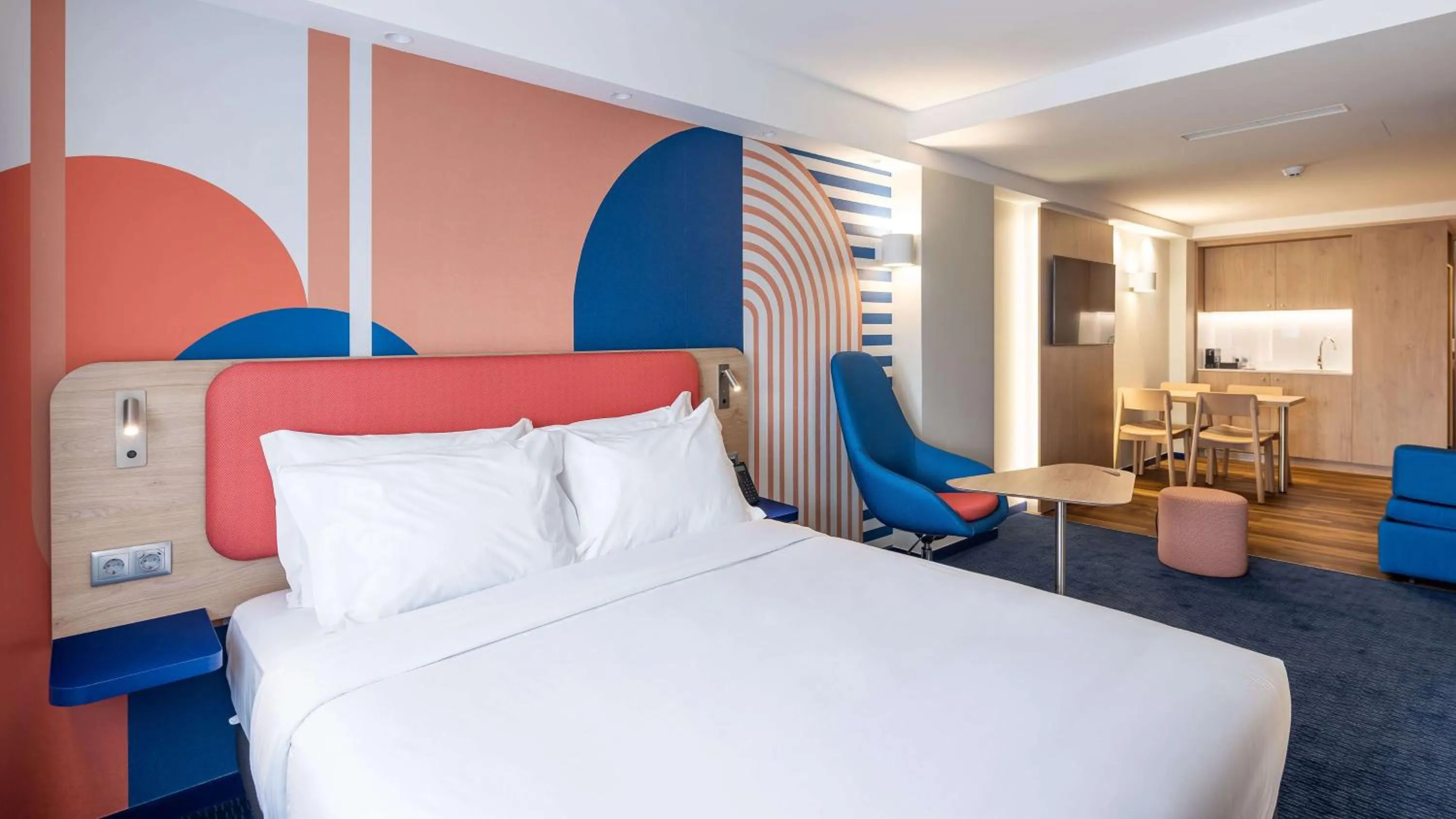 Photo of the whole room, Bed in Holiday Inn Express & Suites Lisbon - Príncipe Real by IHG