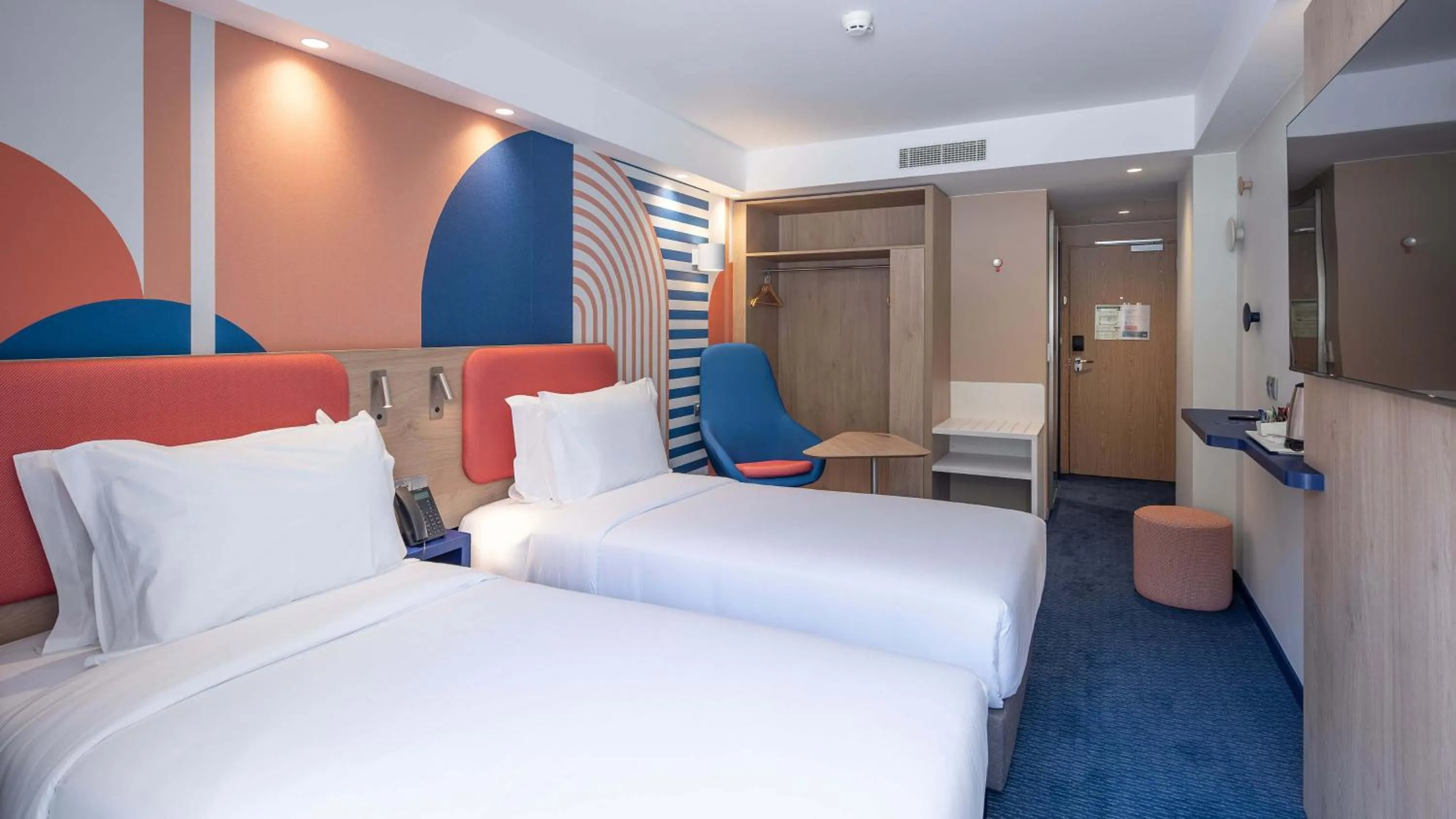 Photo of the whole room, Bed in Holiday Inn Express & Suites Lisbon - Príncipe Real by IHG