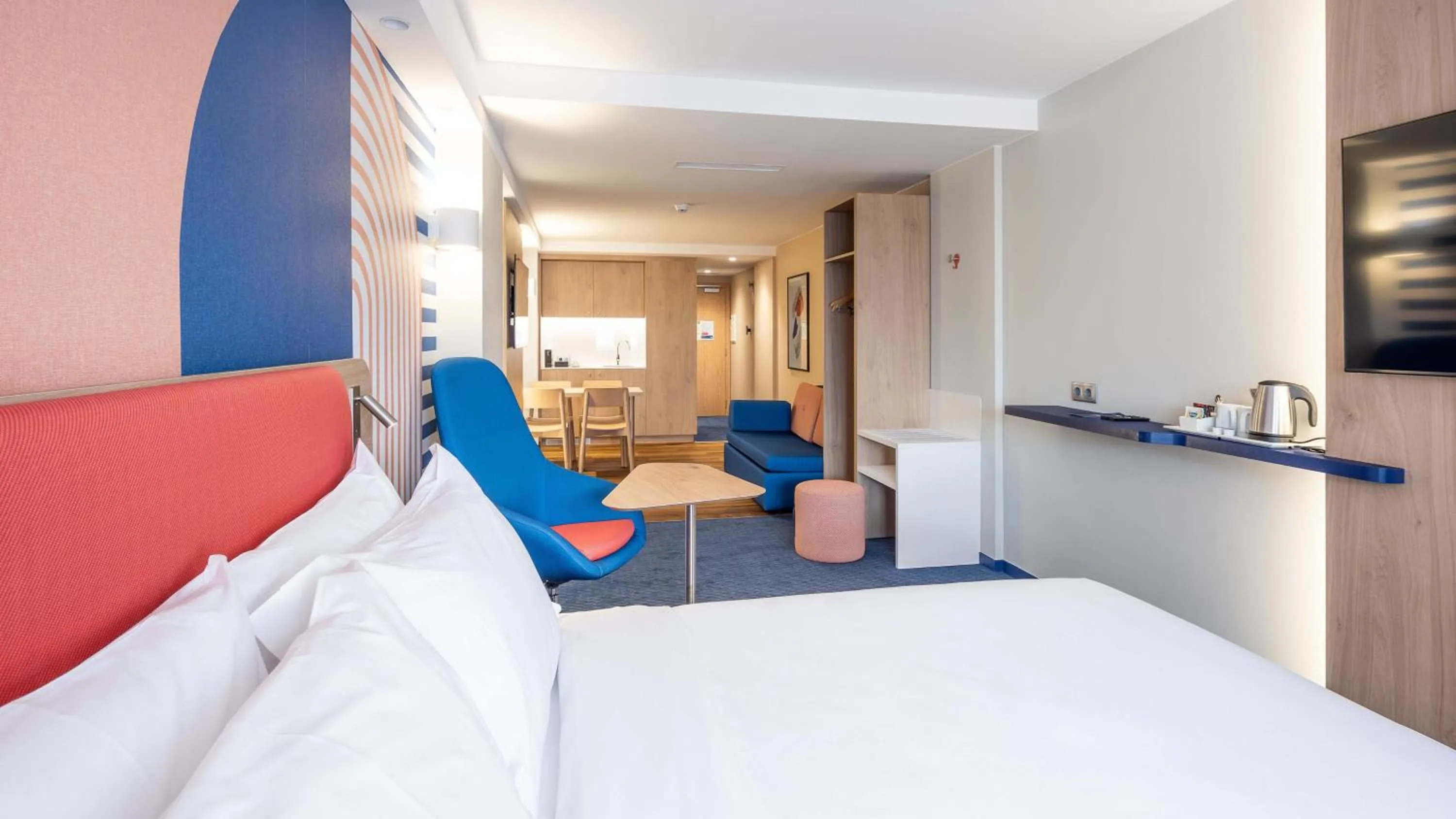 Photo of the whole room, Bed in Holiday Inn Express & Suites Lisbon - Príncipe Real by IHG
