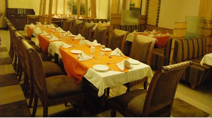 Restaurant/places to eat in Hotel Meera