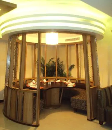 Restaurant/places to eat in Hotel Meera