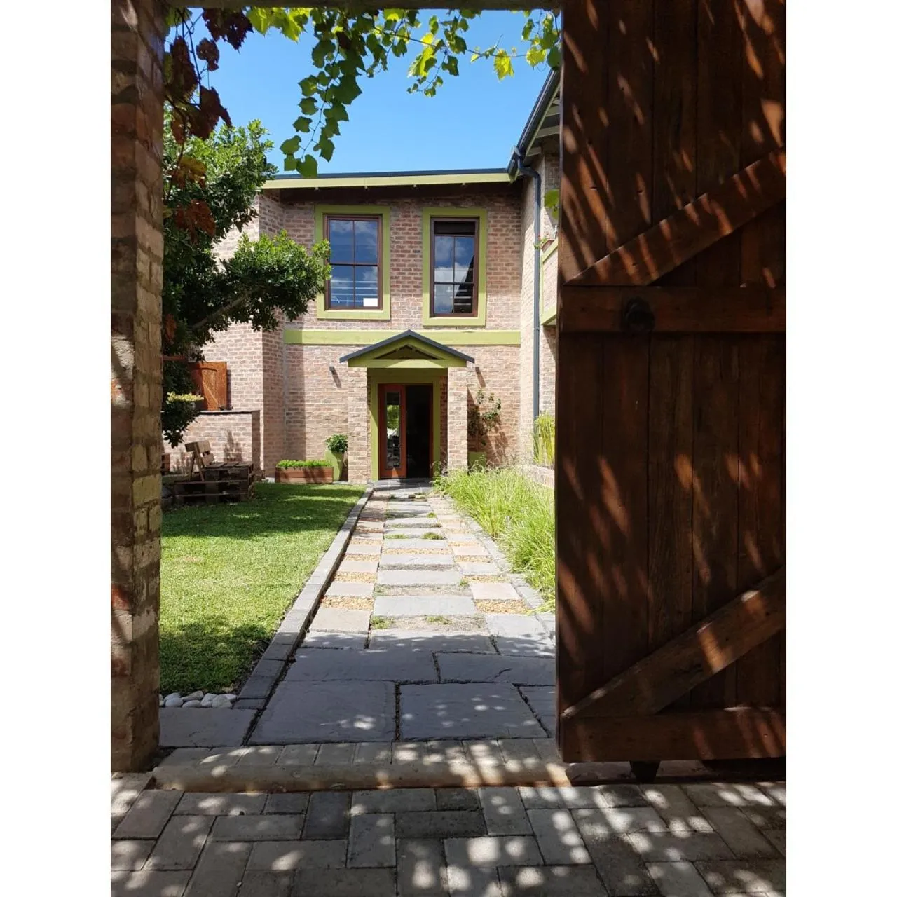 Facade/entrance in Port Del Mar Guesthouse