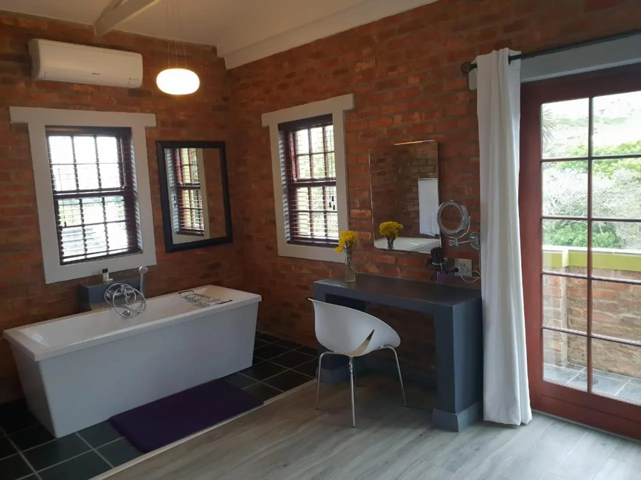 Bathroom, Bed in Port Del Mar Guesthouse
