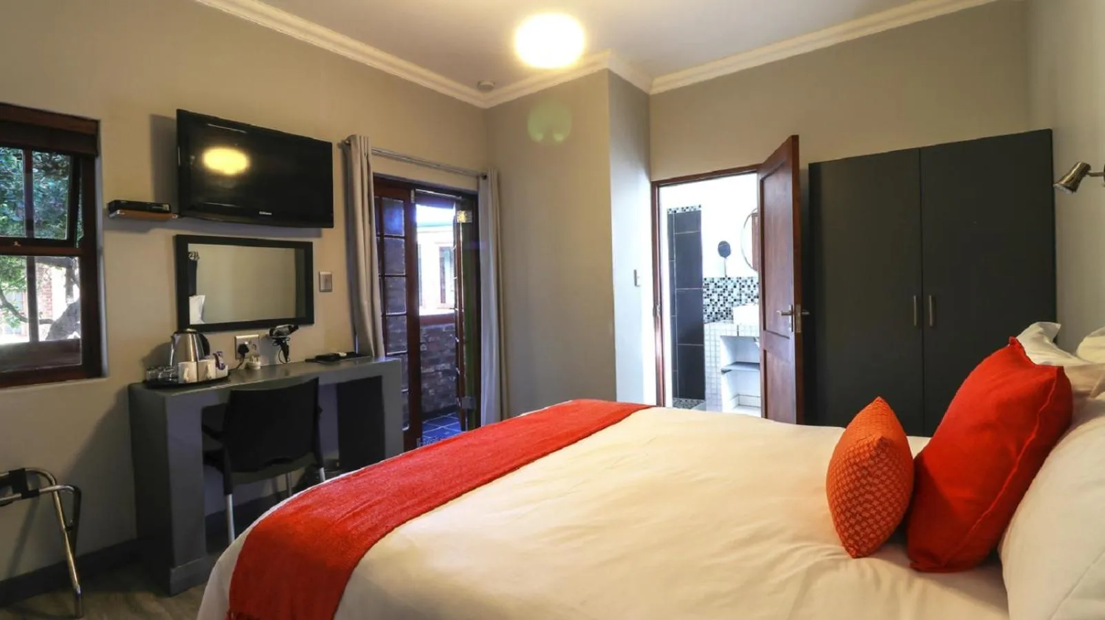 Garden, Bed in Port Del Mar Guesthouse