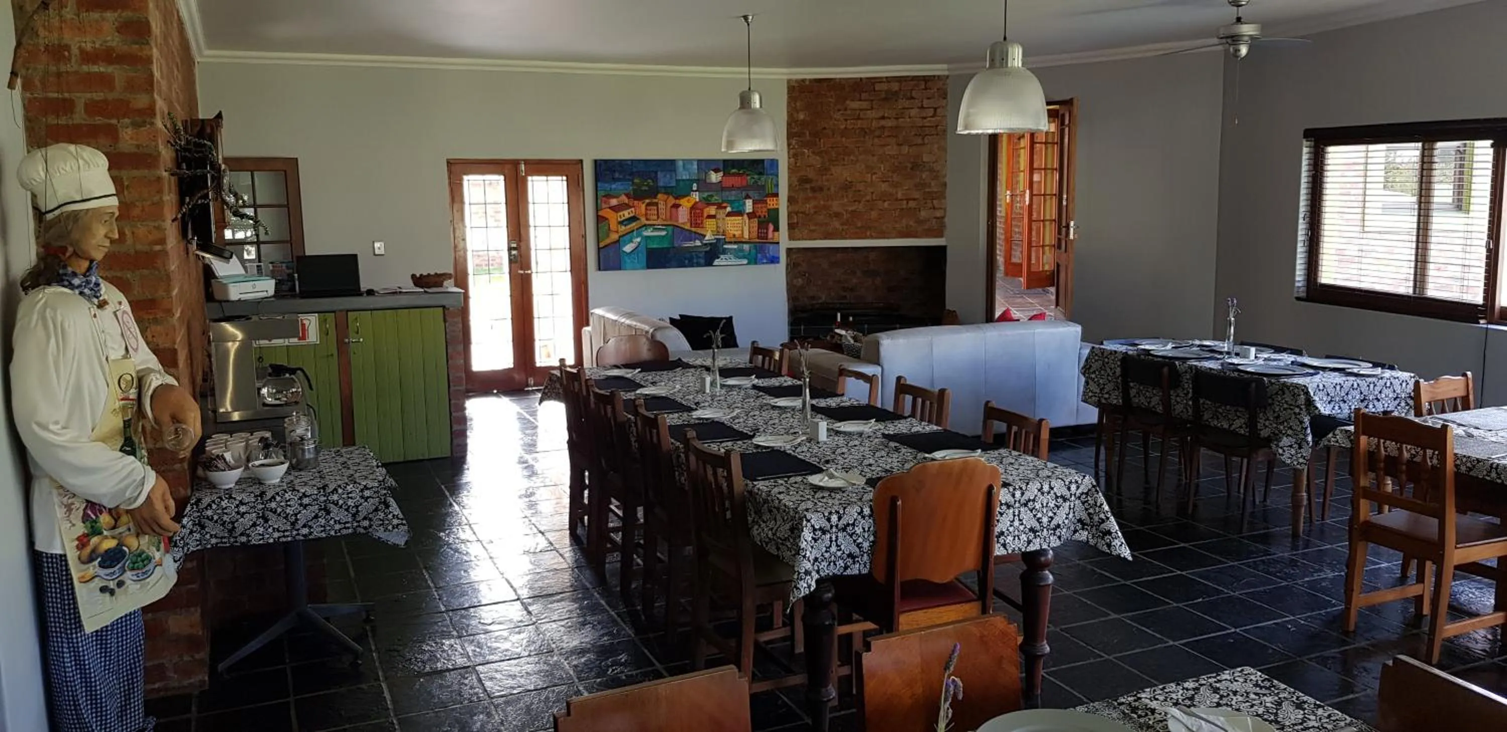 Dining area in Port Del Mar Guesthouse