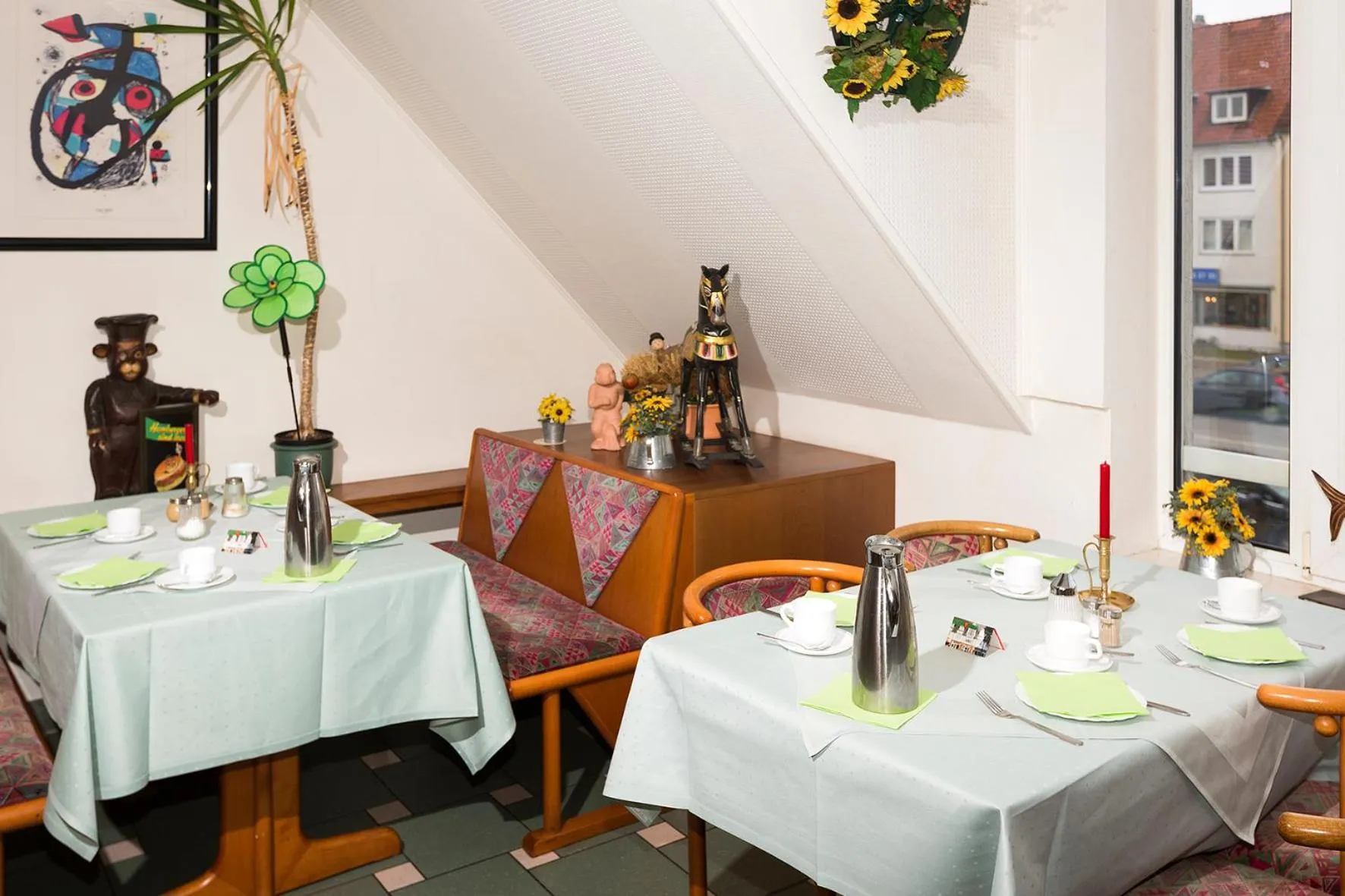 Restaurant/places to eat in Hotel Ideal