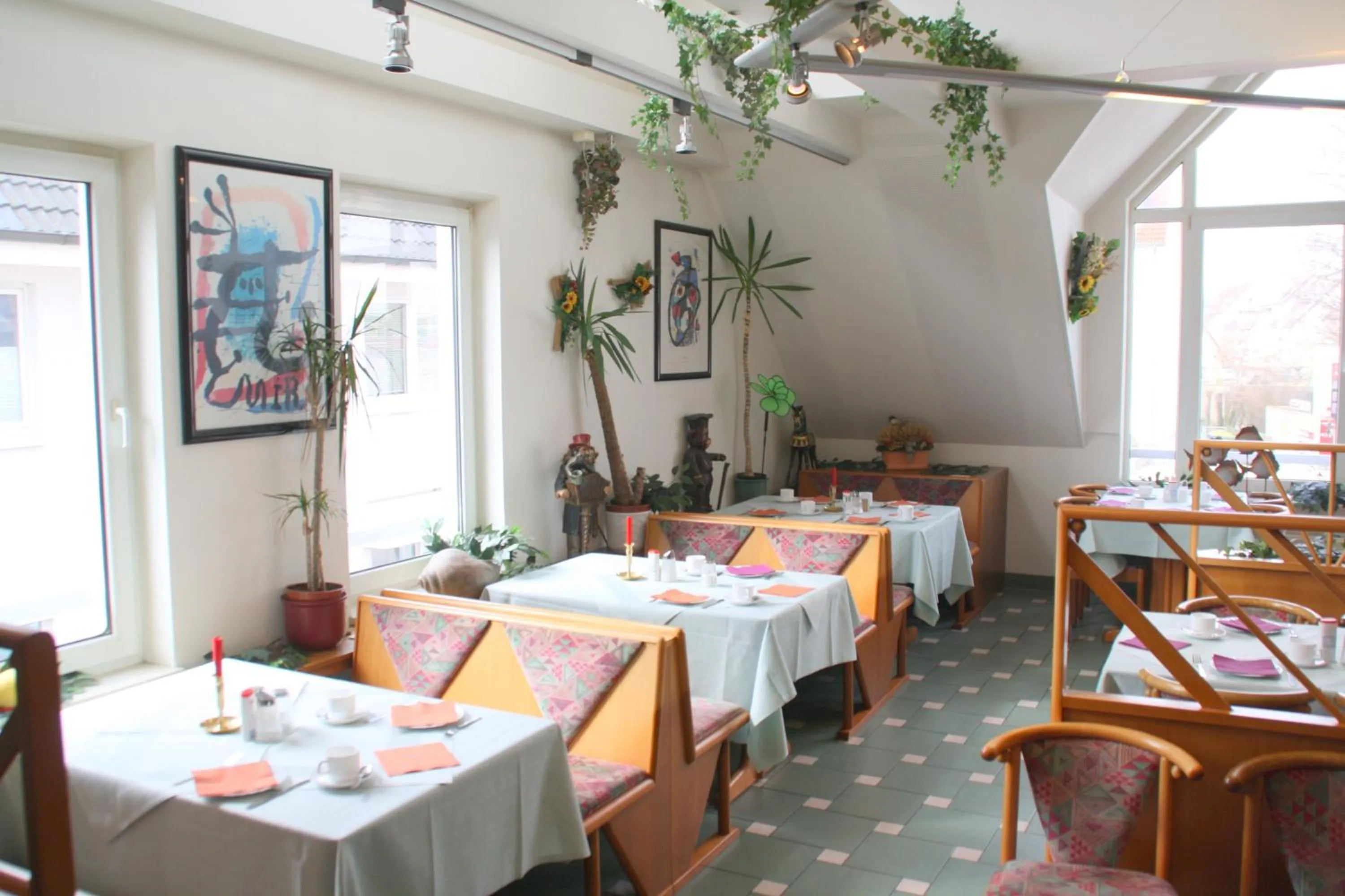 Restaurant/places to eat in Hotel Ideal