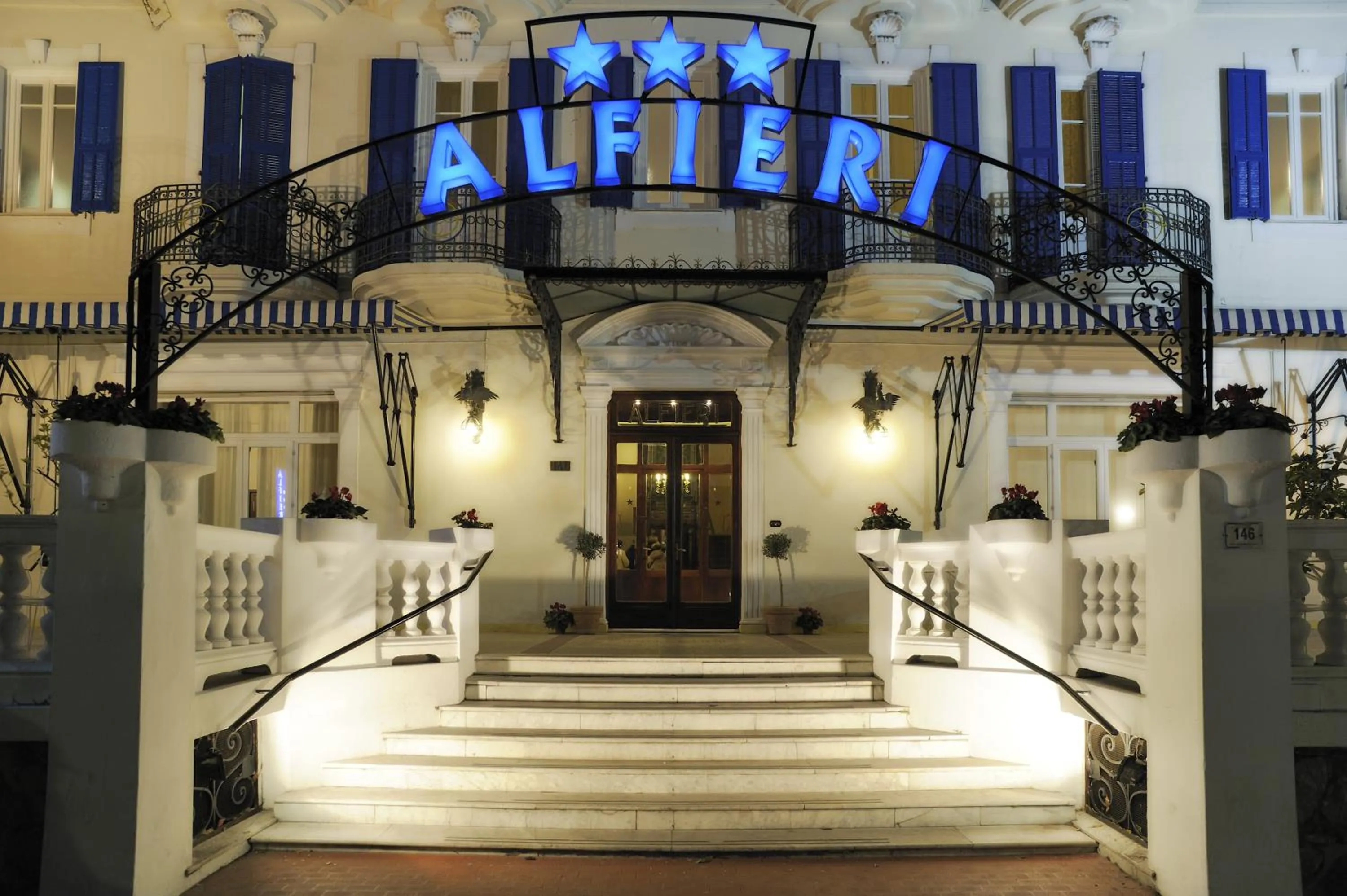Facade/entrance in Hotel Alfieri