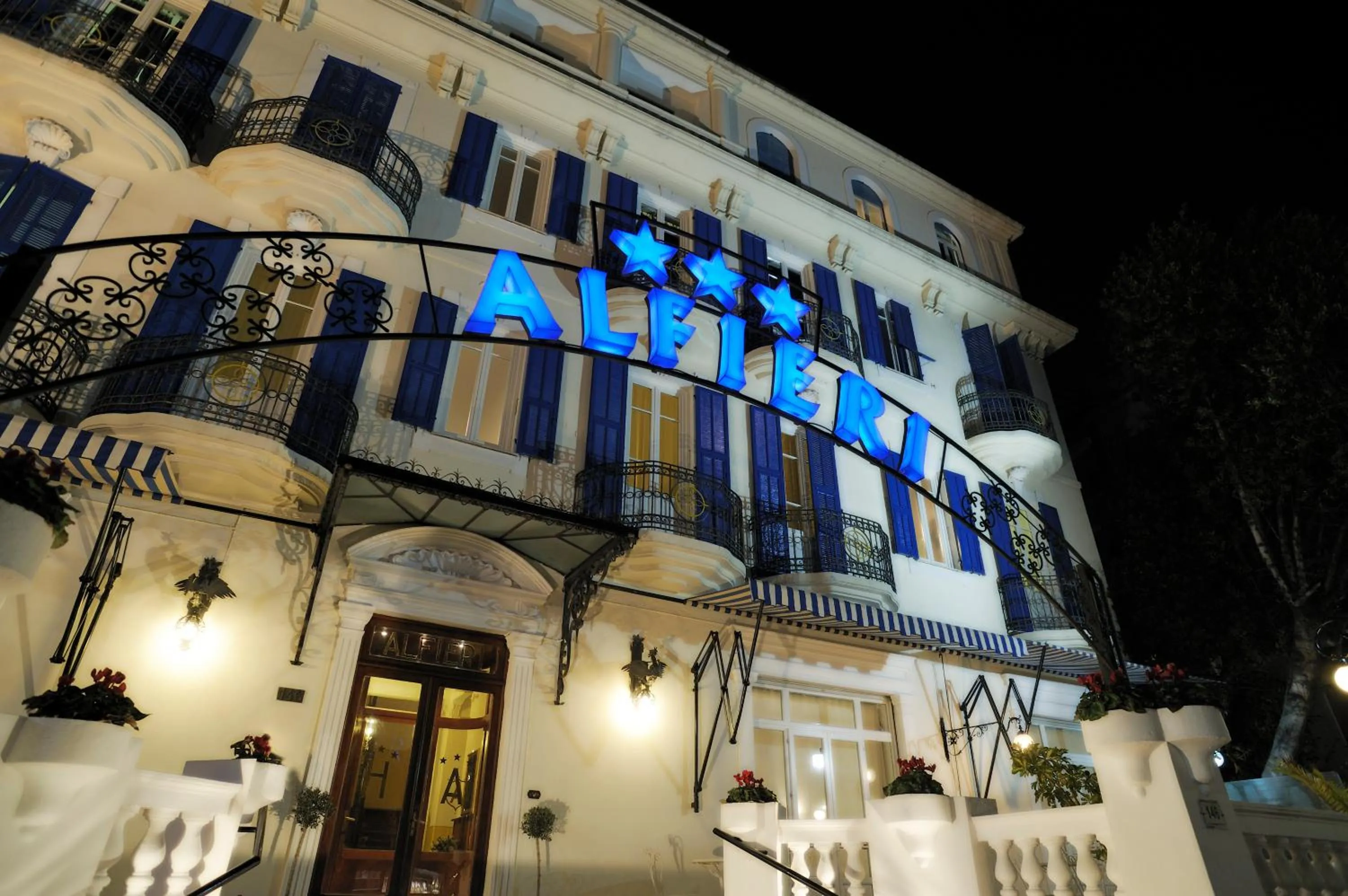 Facade/entrance in Hotel Alfieri