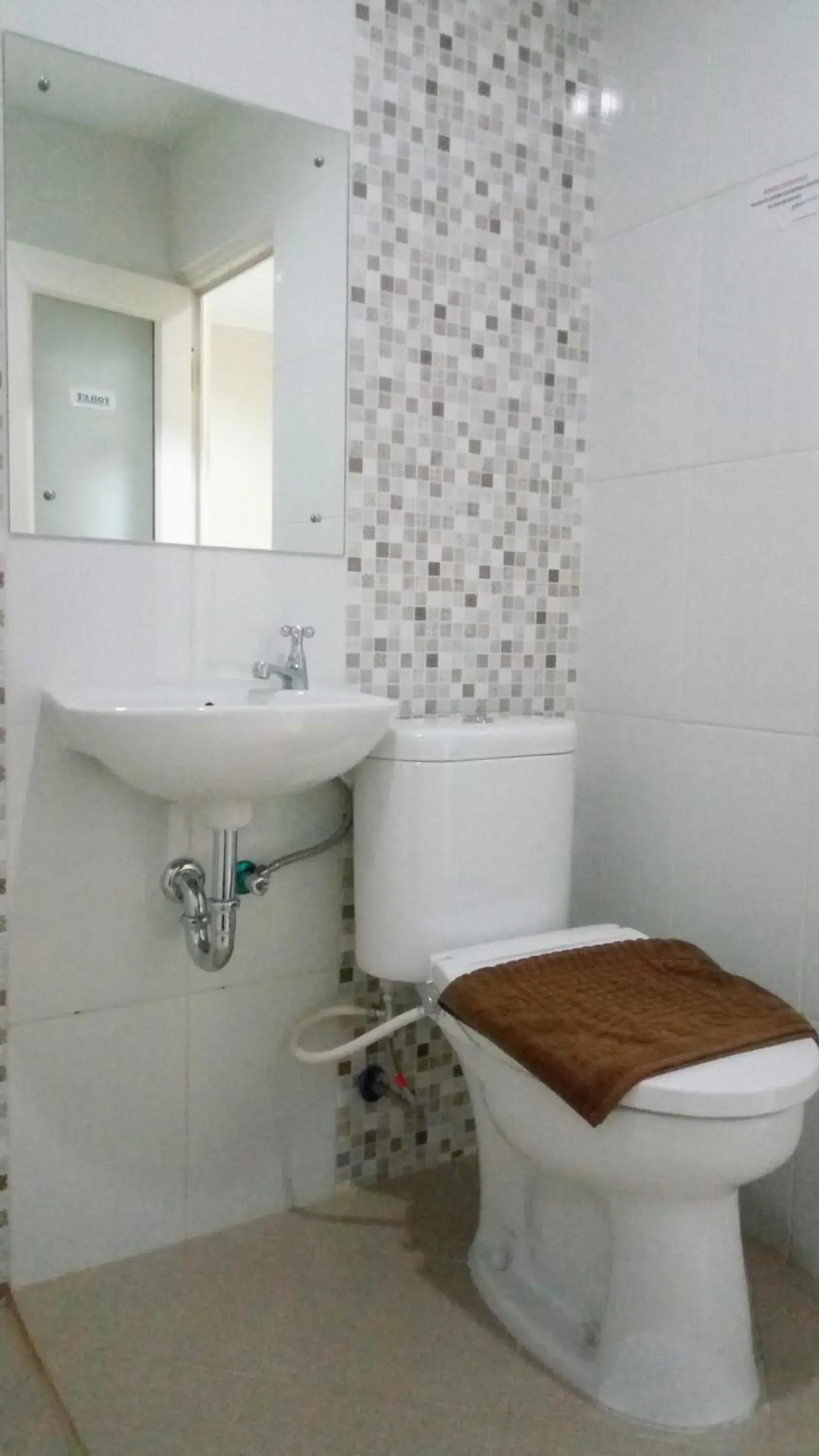 Deluxe Twin Room in Ethan Hotel Cilincing Plaza Deluxe Twin Room in Ethan Hotel Cilincing Plaza