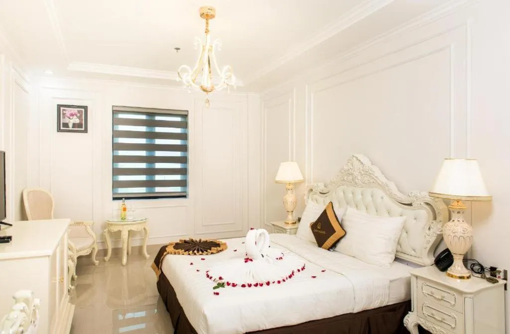 Bed in Canh Hung Palace