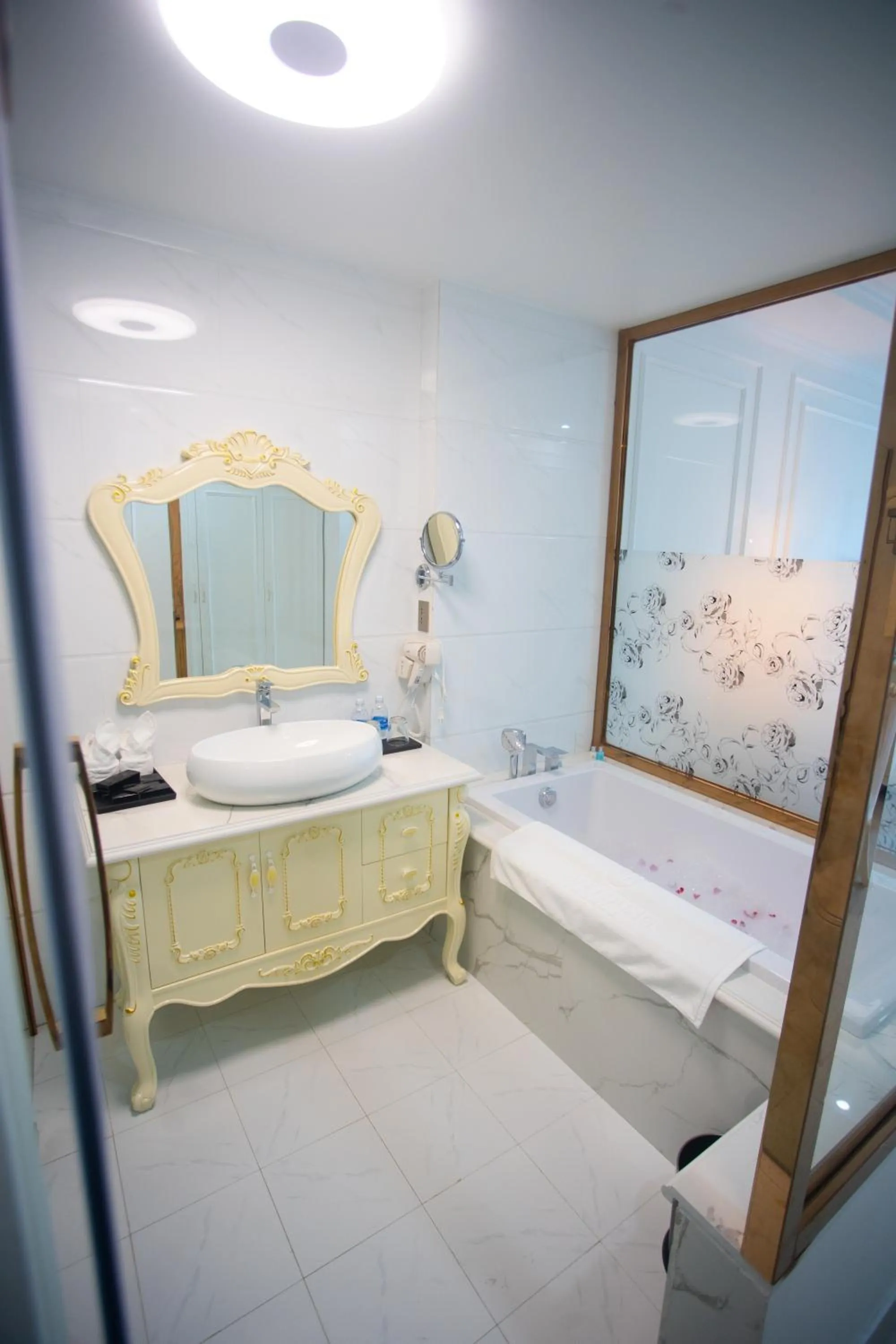 Bed in Canh Hung Palace