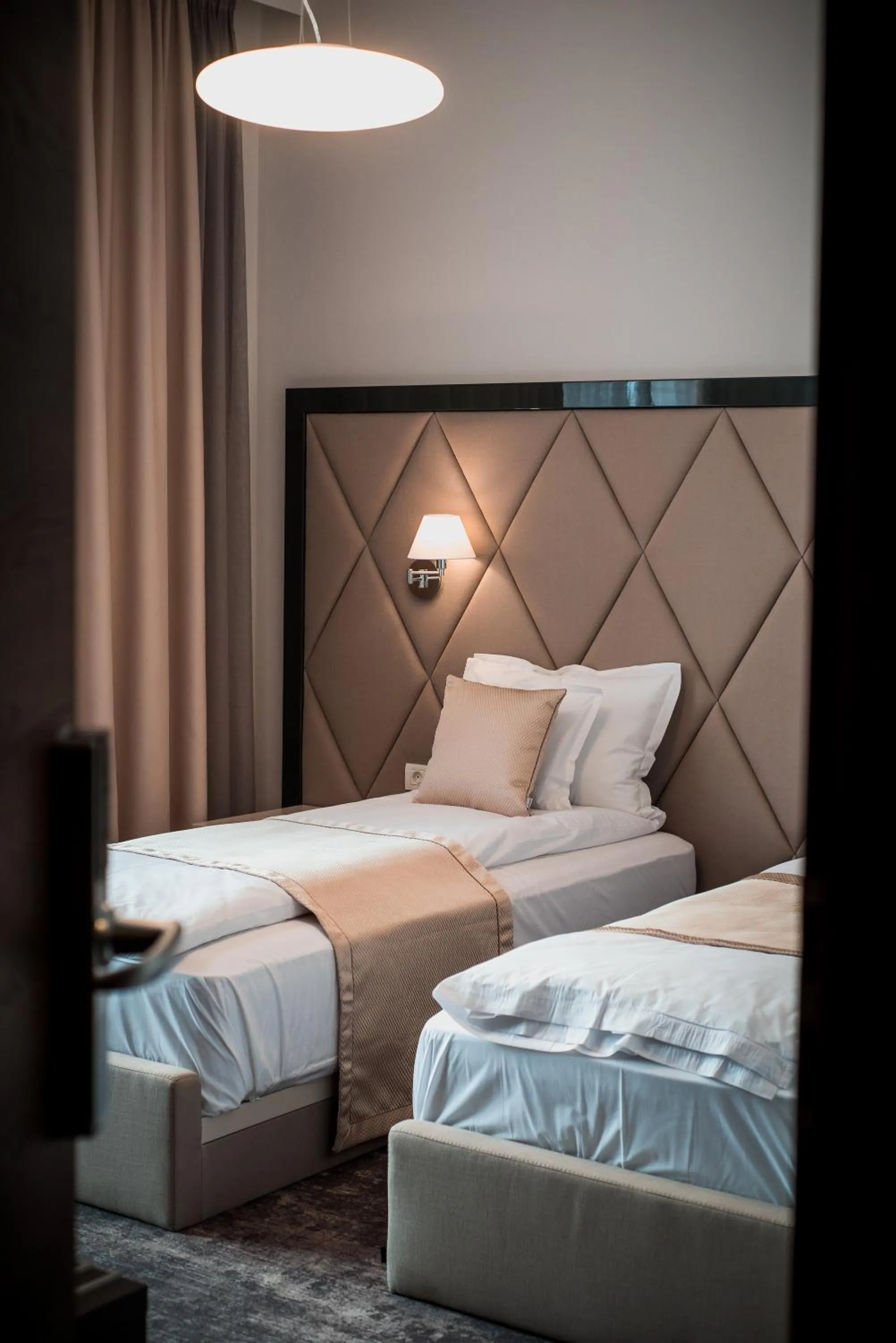 Photo of the whole room, Bed in Element