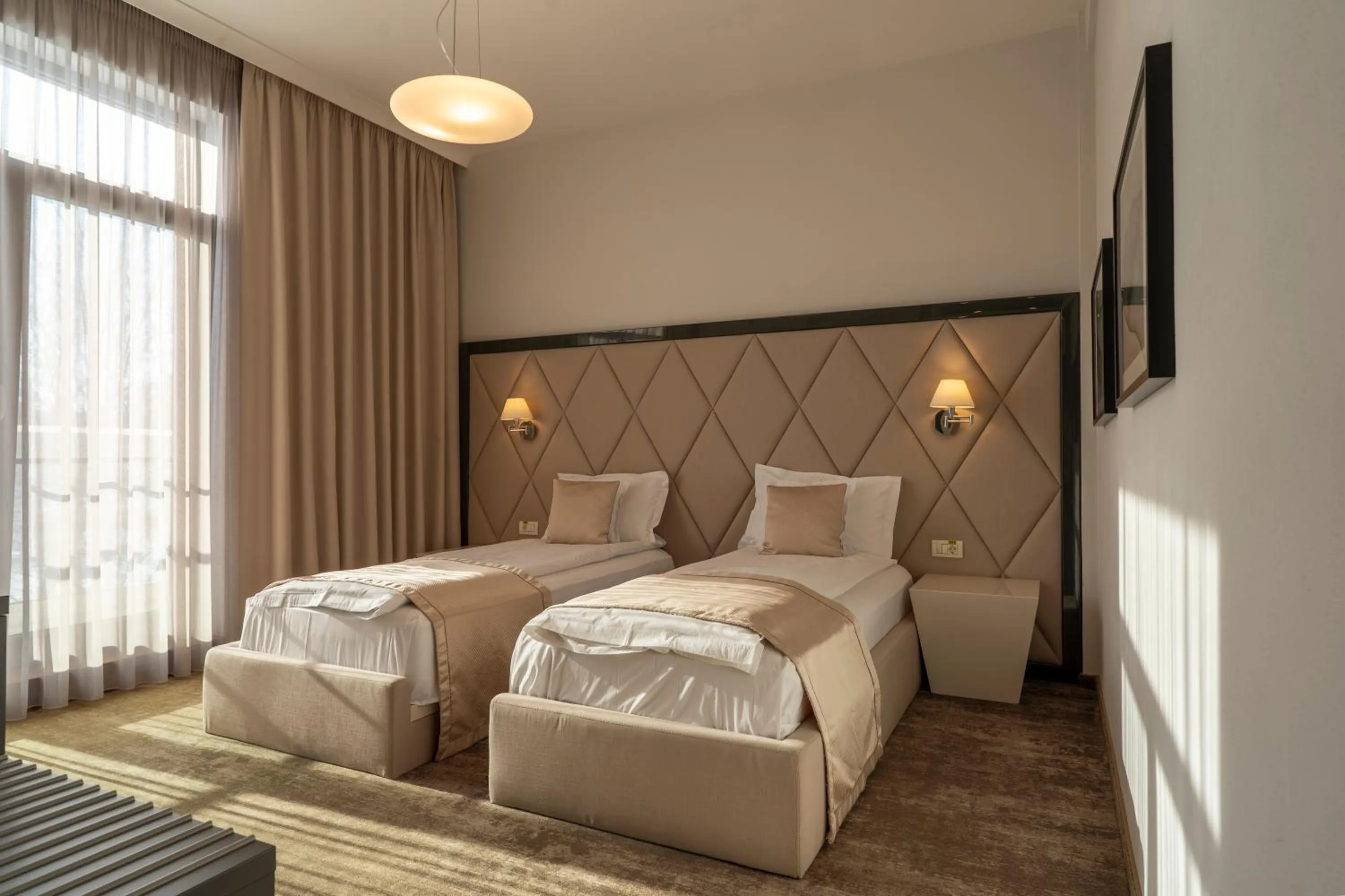 Photo of the whole room, Bed in Element