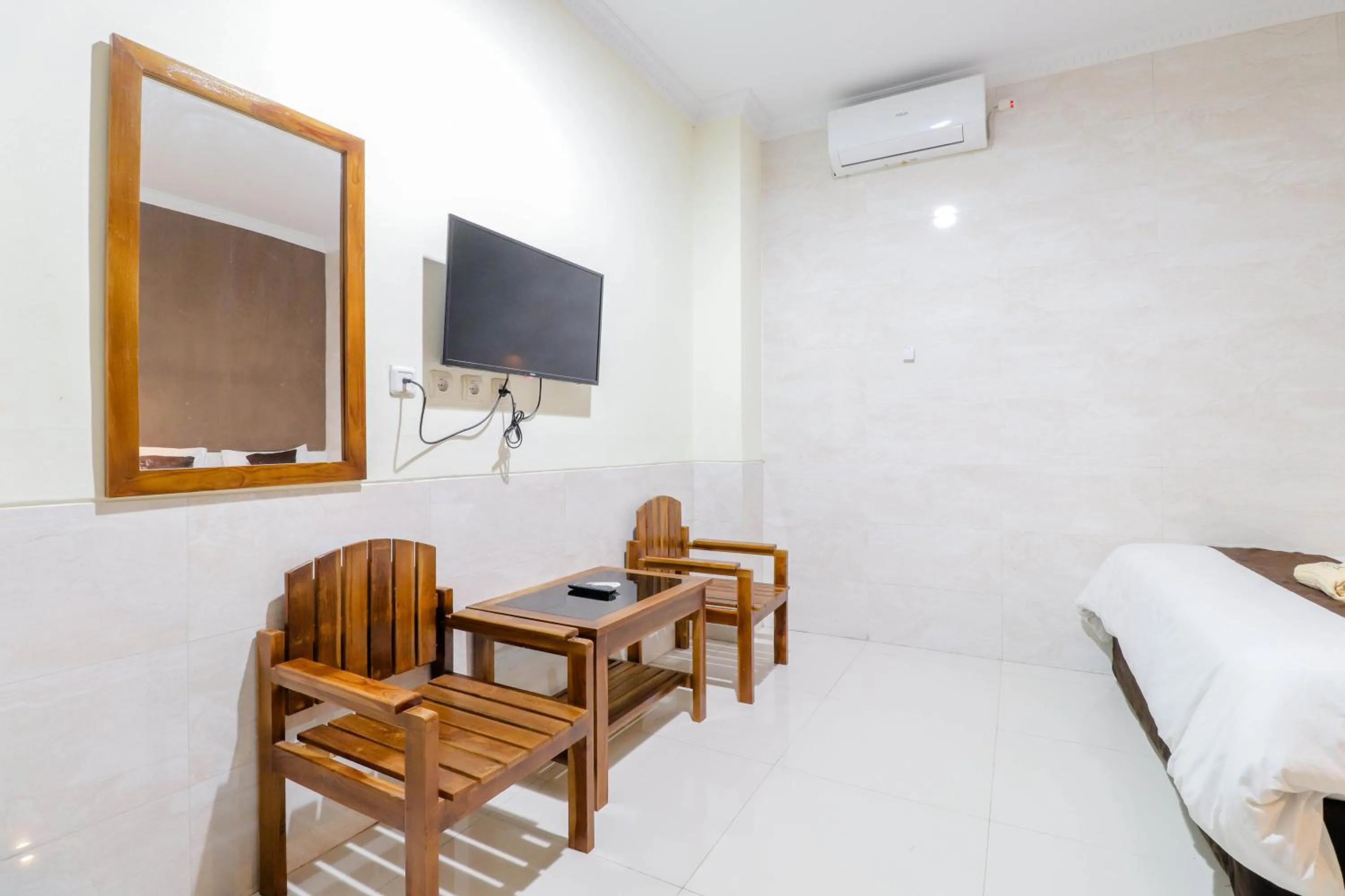 TV and multimedia, Bed in Hotel Safara Yogyakarta