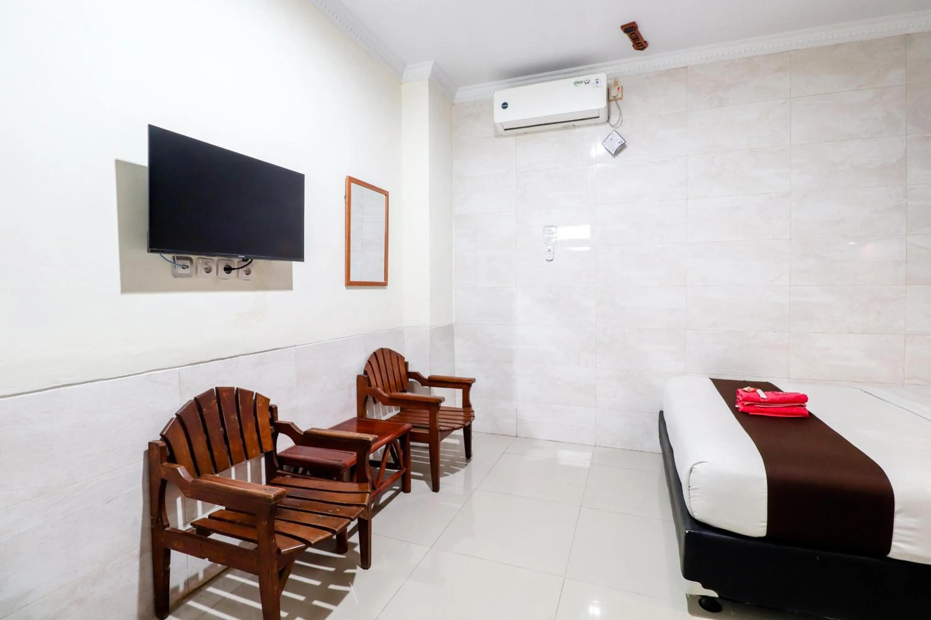 Communal lounge/ TV room, Bed in Hotel Safara Yogyakarta